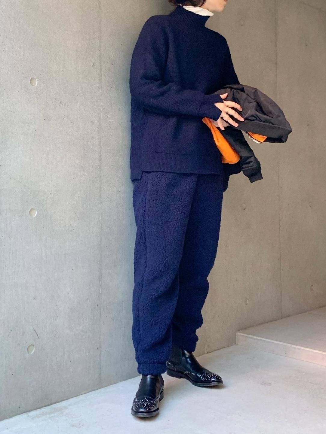 ニットにスウェットにリラックスコーデ…。
過ぎないように、チャーチで締めました⚡️

チャーチは年々、すごい勢いで値上がりするので、
欲しいと思った時に買うのが吉です！
24.5cmで37.5を履いています。

#買ってよかった #冬コーデ #2021秋冬 #チャーチ #ショートブーツ #チェルシーブーツ #サイドゴアブーツ #ma1 #あったかコーデ #リラックスコーデ #ママコーデ #足元倶楽部 #オリジナル写真
