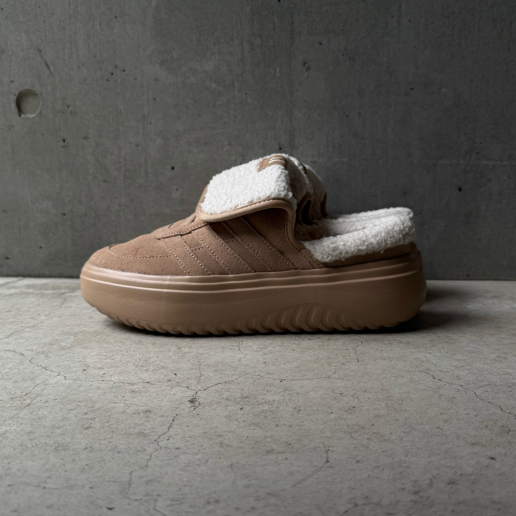 adidas 【公式】アディダス adidas 返品可 GRAND COURT MULE アディダス シューズ・靴 ブーツ ブラウン【送料無料】 - メイン画像 1