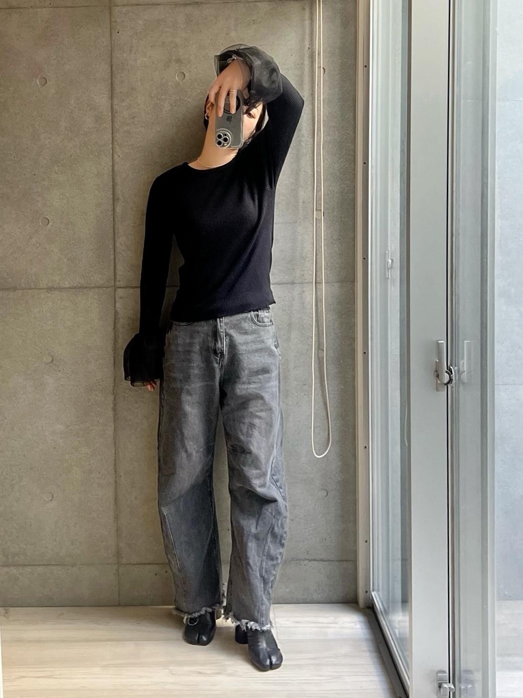 このトップスは色んな人に真似っこお揃いしてもらったやつ☺️
デニムがまたね、いい味出してる、形いいし洗い加工もいい。

#買ってよかった #春コーデ #高見え #履きやすい #カーブデニム #ブーツコーデ