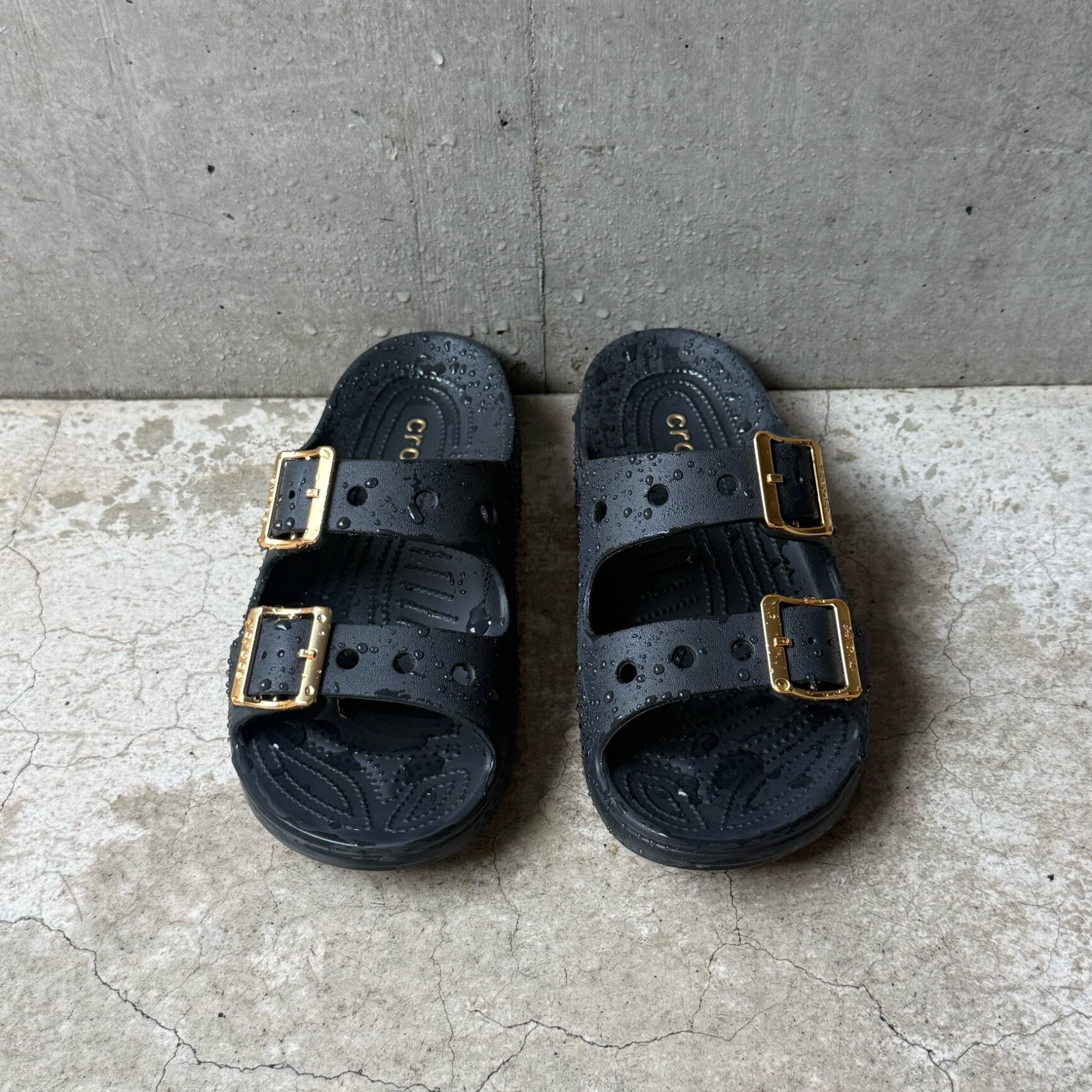 クロックス crocs【レディース サンダル】Saturday Metallic Buckle Sandal W/サタデー メタリックバックル サンダル/213316-001｜