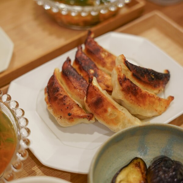 【4年連続中華総菜・点心部門・楽天グルメ大賞受賞！】餃子 送料無料 【5000万個完売】黒餃子48個本餃子48個！約96個分約16人前！ 送料 ...