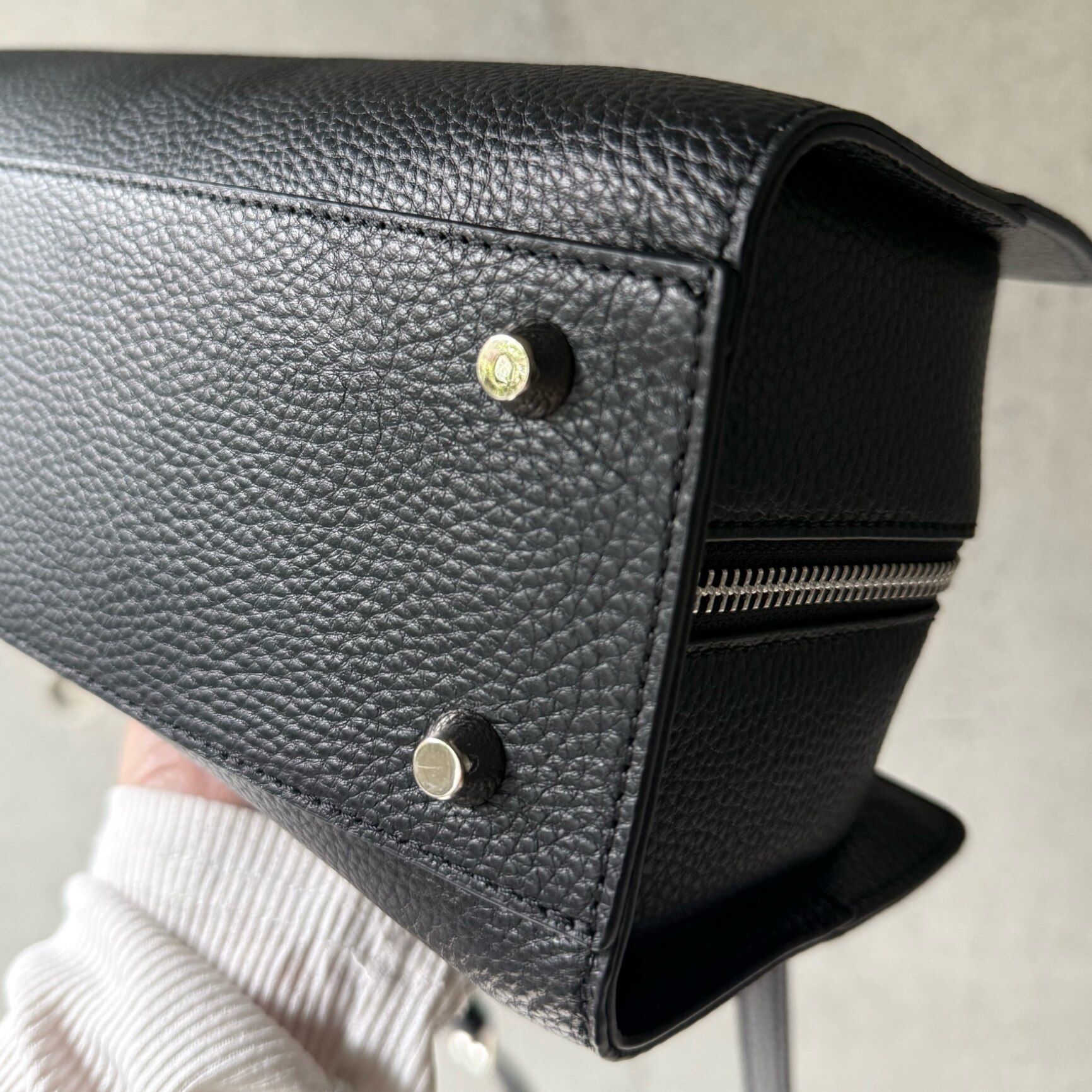 本革 バッグ レディース 2WAY ボストンバッグ 軽量 軽い 斜め掛け ショルダー使い可 横長 きれいめ オケージョン レザー 黒 白 30代 40代 50代 ROOMコラボ yuki ドキ子 INMS アイニード ineedmoreshoes [beverly] - メイン画像 3