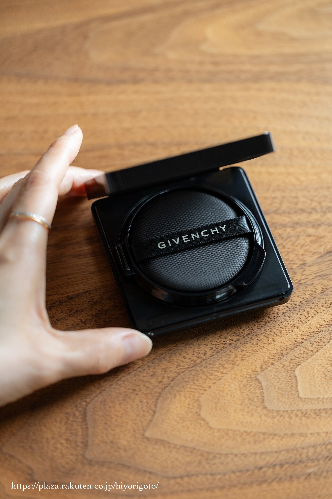 GIVENCHY BEAUTY 【公式】ソワン ノワール UV コンパクト ジバンシイ
