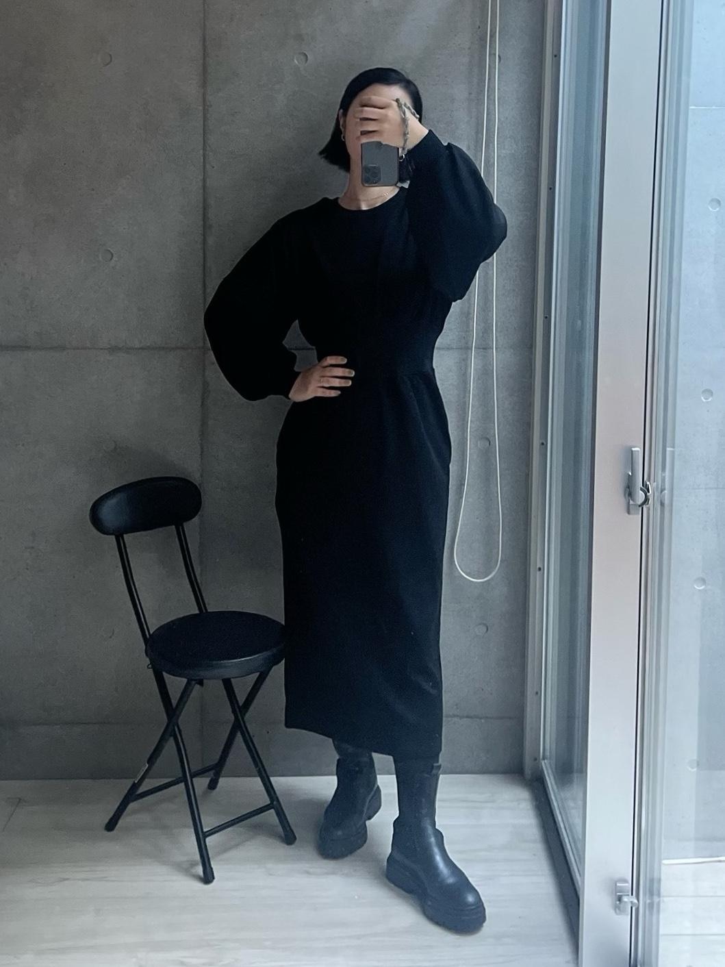巷で人気の美フォルムワンピ！
ウエストキュッ！の袖ぽわん！のIラインスカート…
いや、よくできてるわー。
ストレッチも抜群で、サラッとした裏側だから素肌にも心地よい。
166cmにはもうちょっと丈があっても良かったかなー。
とはいえ、良き♡

#買ってよかった #2023冬 #秋コーデ #冬コーデ #ワンピース #ワンピコーデ