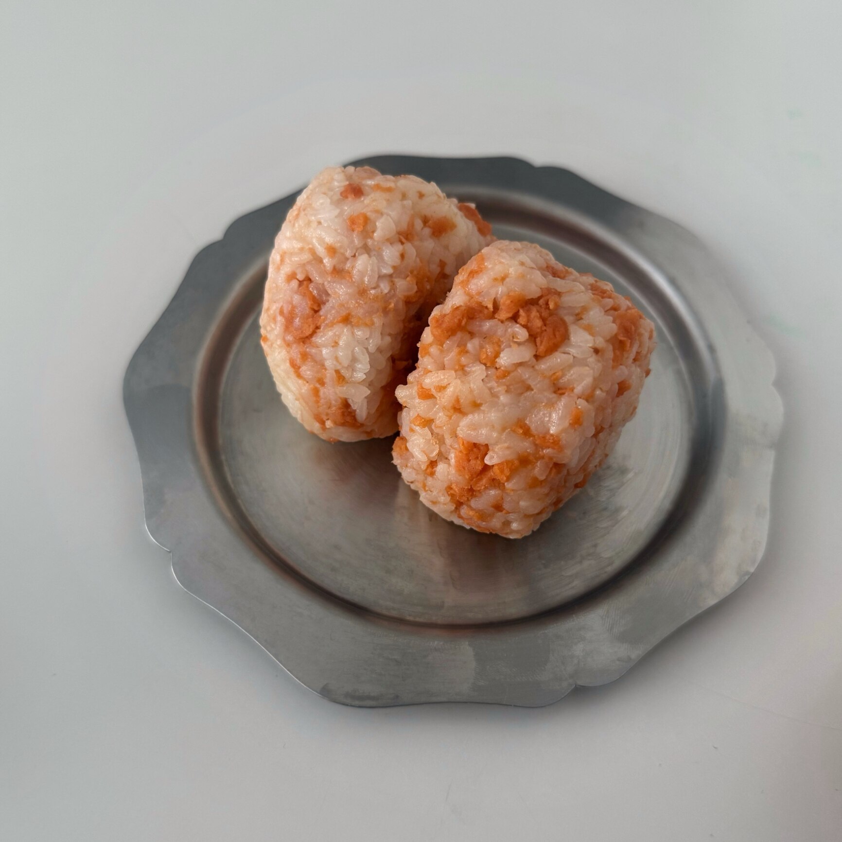 鮭フレーク 900g 大容量 ほぐし シャケフレーク ご飯のお供 北海道加工 国産他複数産の鮭使用 おかず ふりかけ お弁当 おにぎり パスタ 使い方色々 大容量 メガ盛り 冷凍保存も お取り寄せグルメ HA メール便