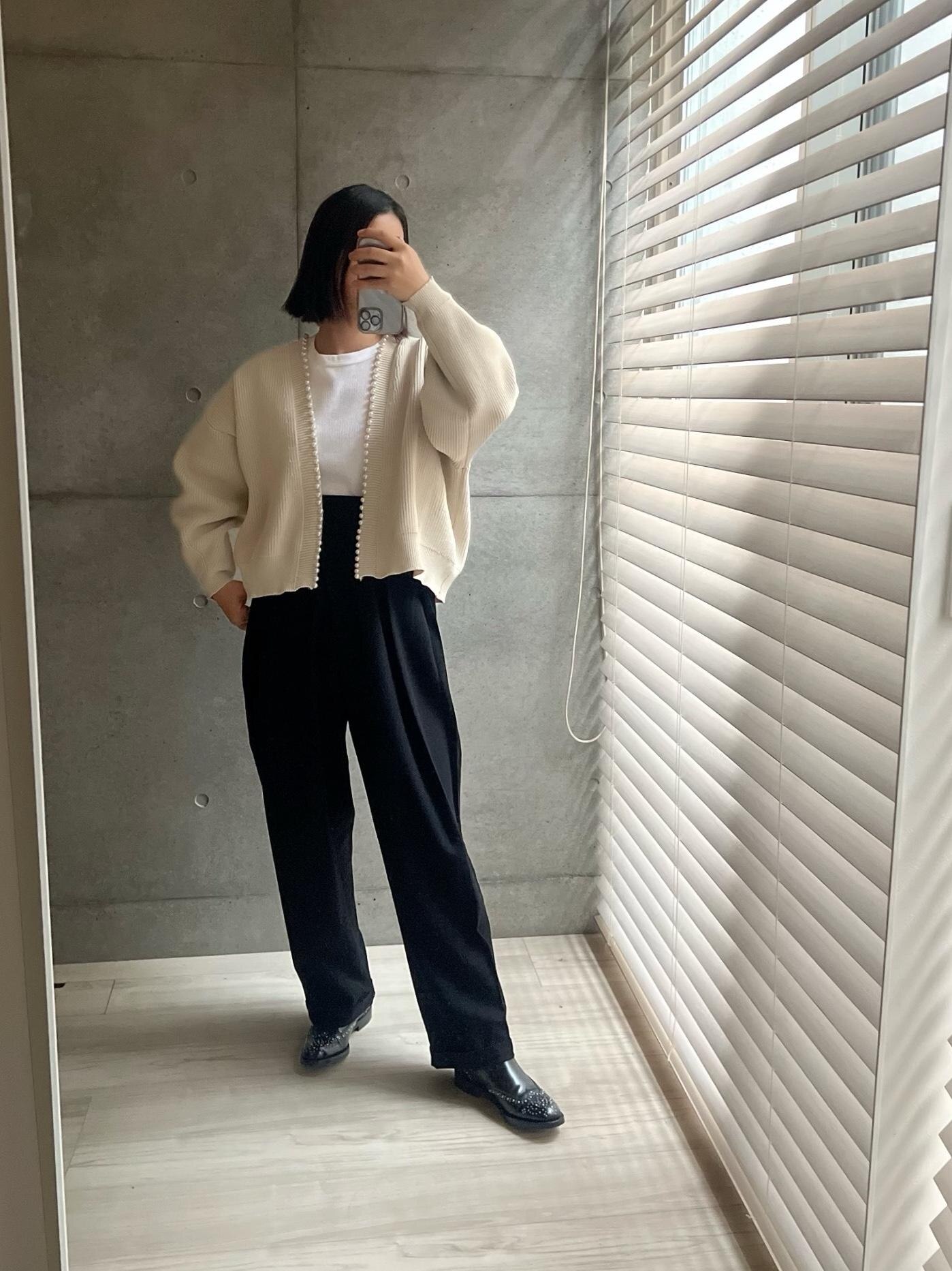 愛してやまない、セリーヌ風パンツ。
可愛くも格好良くも着こなせる凄腕なやつ。
166cm55kgくらいでL、痩せたらMになれるのか…？
って思ったけど、丈が長くはないからLなんだろうなあ🙄
ティティベイトのニットカーデは弾むような素材感で
ガタイが良くても着痩せして見えるのがほんと素晴らしいです。

#高見え #2022秋冬 #買ってよかった #ママコーデ #着心地重視 #楽ちんコーデ #秋コーデ #冬コーデ #ティティベイト #titivate #アダムエロペ #ヘインズ #タックワイドパンツ #チャーチ #ブーツ #ブーツコーデ #ショートブーツ #サイドゴアブーツ