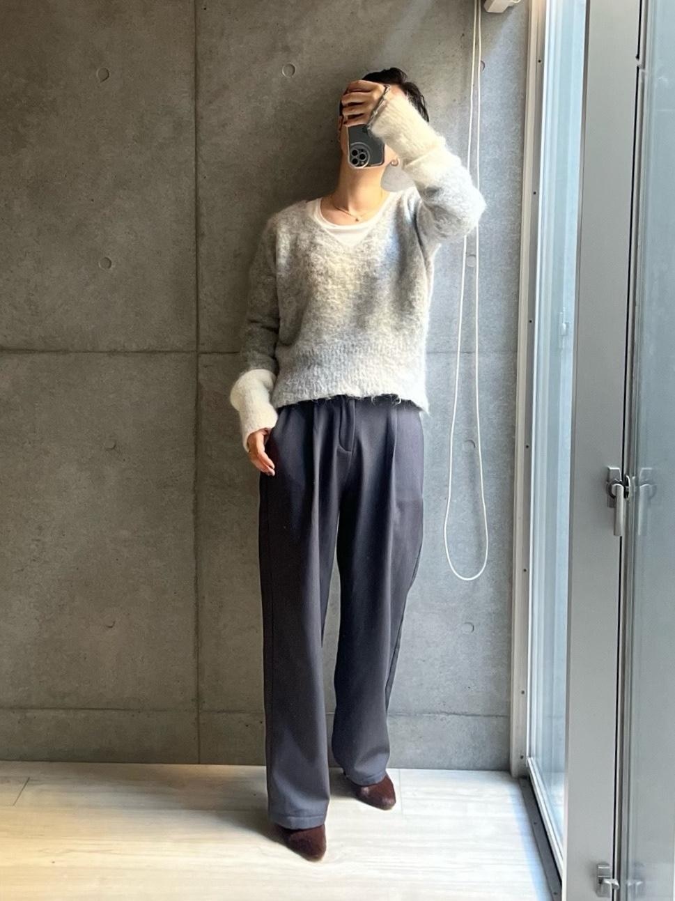 この秋冬大活躍の裏起毛パンツ。
きれいめverの色違い、1サイズあげて正解。
XLでウエストいい感じになりました。

しかし、ポインテッドトゥの靴とも合う感じで
オフィス使いにもイケる万能さは素晴らしいなー。

暖冬とはいえ、ようやく寒さ増してきたこの冬に大活躍しそう✌️
こう見るとタック効いててまたよい。

#2023冬 #買ってよかった #楽ちんファッション #裏起毛パンツ