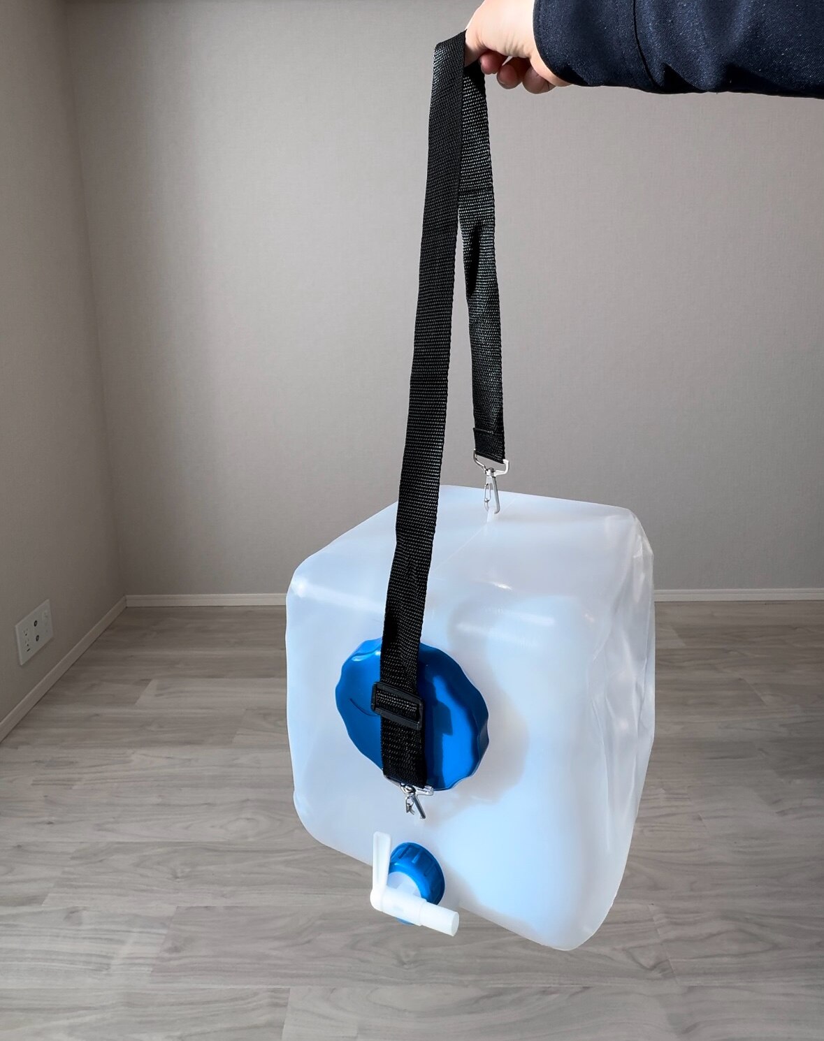 給水タンク 16L ウォータータンク 折りたたみ ベルト コック付 広口給水口 お手入れ簡単 キャンプ コンパクト 持ち運び 給水バッグ 給水袋 防災 災害タンク 携帯水タンク 防災グッズ 断水 アイリスオーヤマ WAT-H16L *【防災CP】