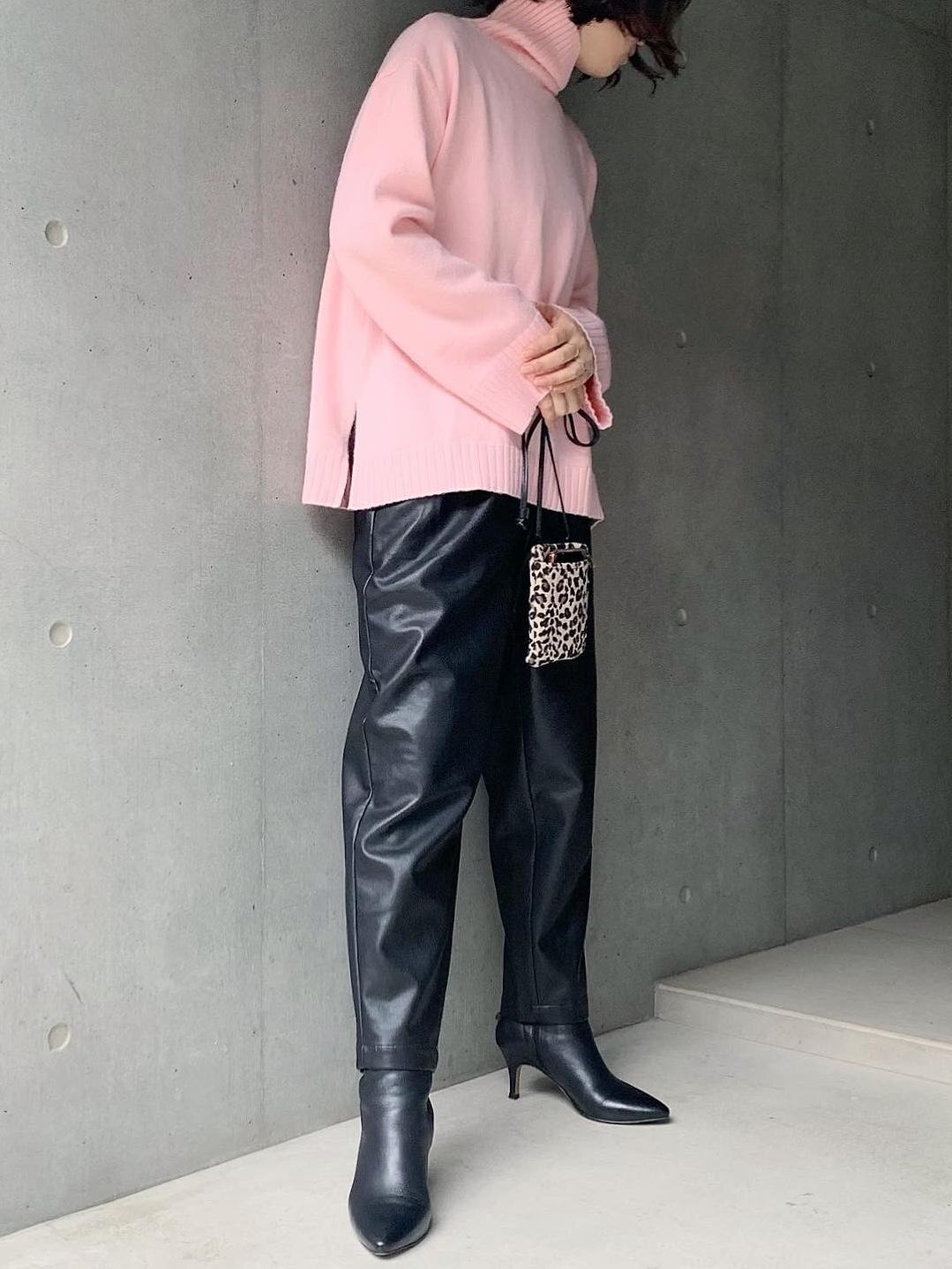 💕×🖤

ファンシーな色味が可愛いルーズニット。
かなり大きめ、でもそこがまたいいです⚡️

靴は24.5cmで38。
すごく柔らかな本革素材で色違いが欲しいくらい！
外反母趾気味の私でも気持ちよく履けます⚡️

#買ってよかった #2021秋冬 #ニット #プチプラ #ショートブーツ #titivate #ナノユニバース #ママコーデ #アラフォーファッション #オリジナル写真 #あったかコーデ
