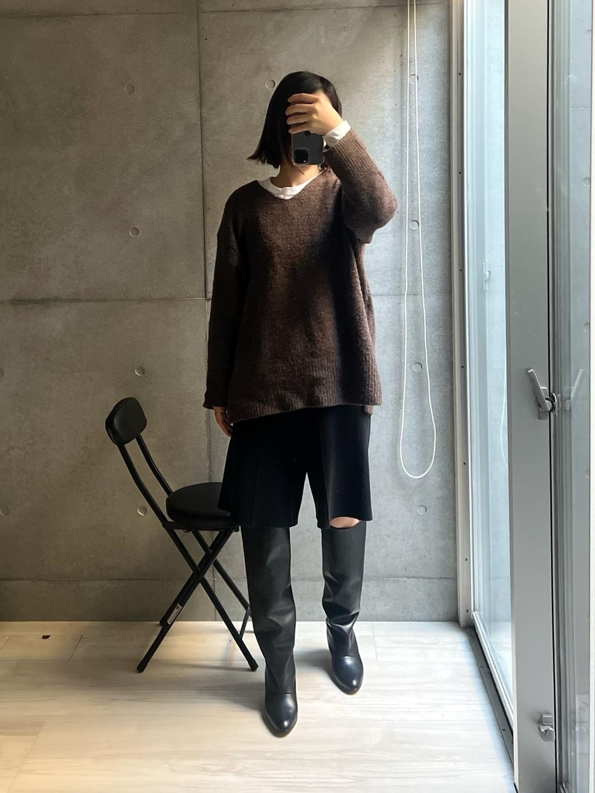 狙ってたニットハーフパンツ、予想的中、すごくいい！

☑︎ゆったりしてて脚が細見え
☑︎ミラノリブでしっかり
☑︎センターラインも脚長効果

これでこのお値段はお買い得。
この秋冬トレンド、大人のハーフパンツに挑戦しやすい。

気になる生脚は靴下屋スタッフさんオススメのフェイクスキンタイツ。
ダルピンクいい感じでかなり肌に近く見えることも。
タイツなのにストッキング感覚で履けてあったかくて良いよ良いよー。

#冬コーデ #高見え #秋コーデ #シンプル #coca #コカ #ショートパンツ #ハーフパンツ #大人カジュアル #ブーツ #ロングブーツ #ブーツコーデ #ロングブーツコーデ #ママコーデ 