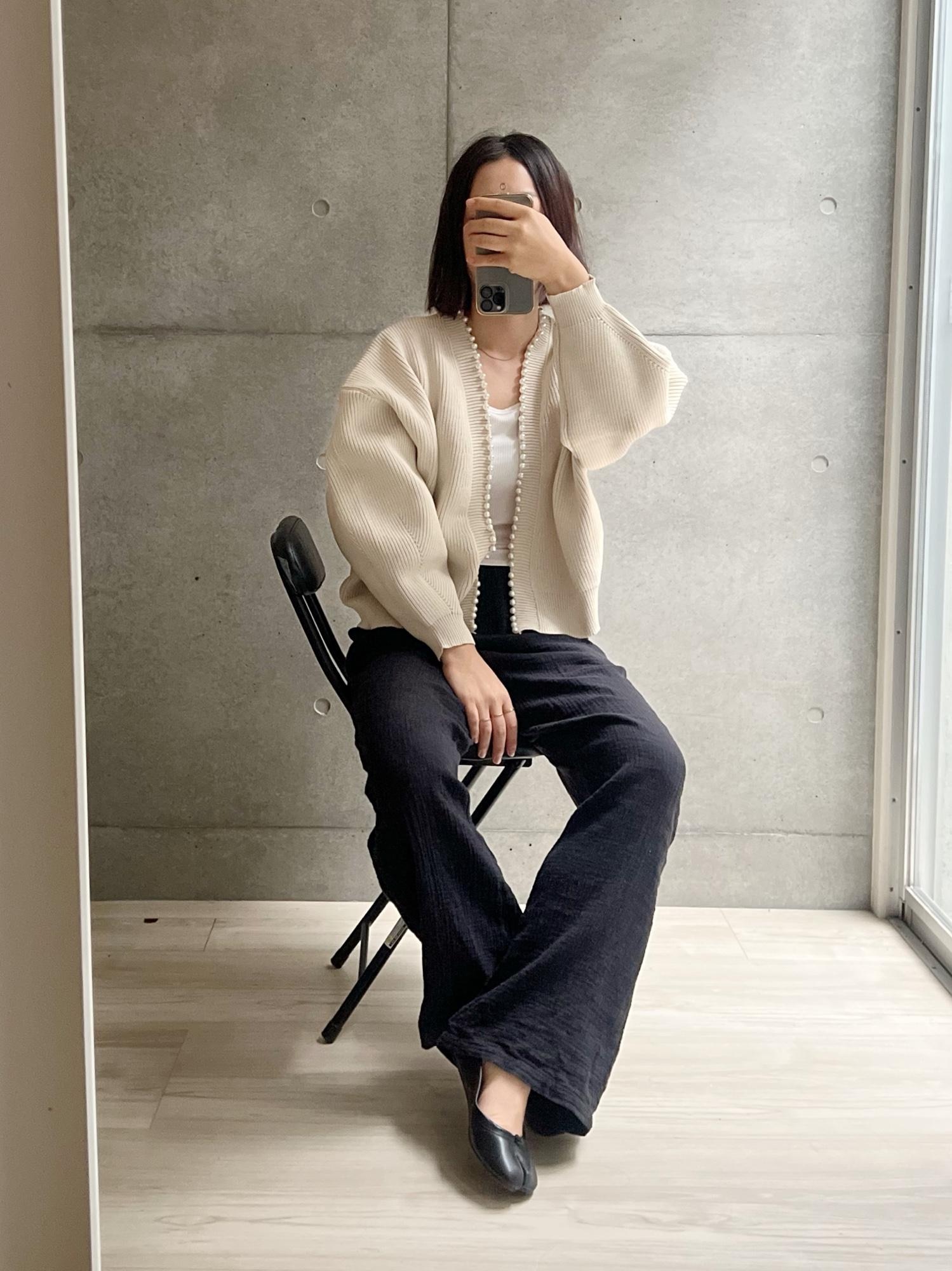 本日はおうち。楽ちんコーデ。
靴はポストに郵便物取りに行った時履いたくらい。
パンツはハプティックのダブルガーゼでこの夏大活躍。
いま出てるっぽいダブルガーゼのワンピもきっと気持ちいいんだろうなあ。
#おうちコーデ #秋コーデ #titivate #haptic #donoban #2022秋冬 #着回しコーデ #着心地重視