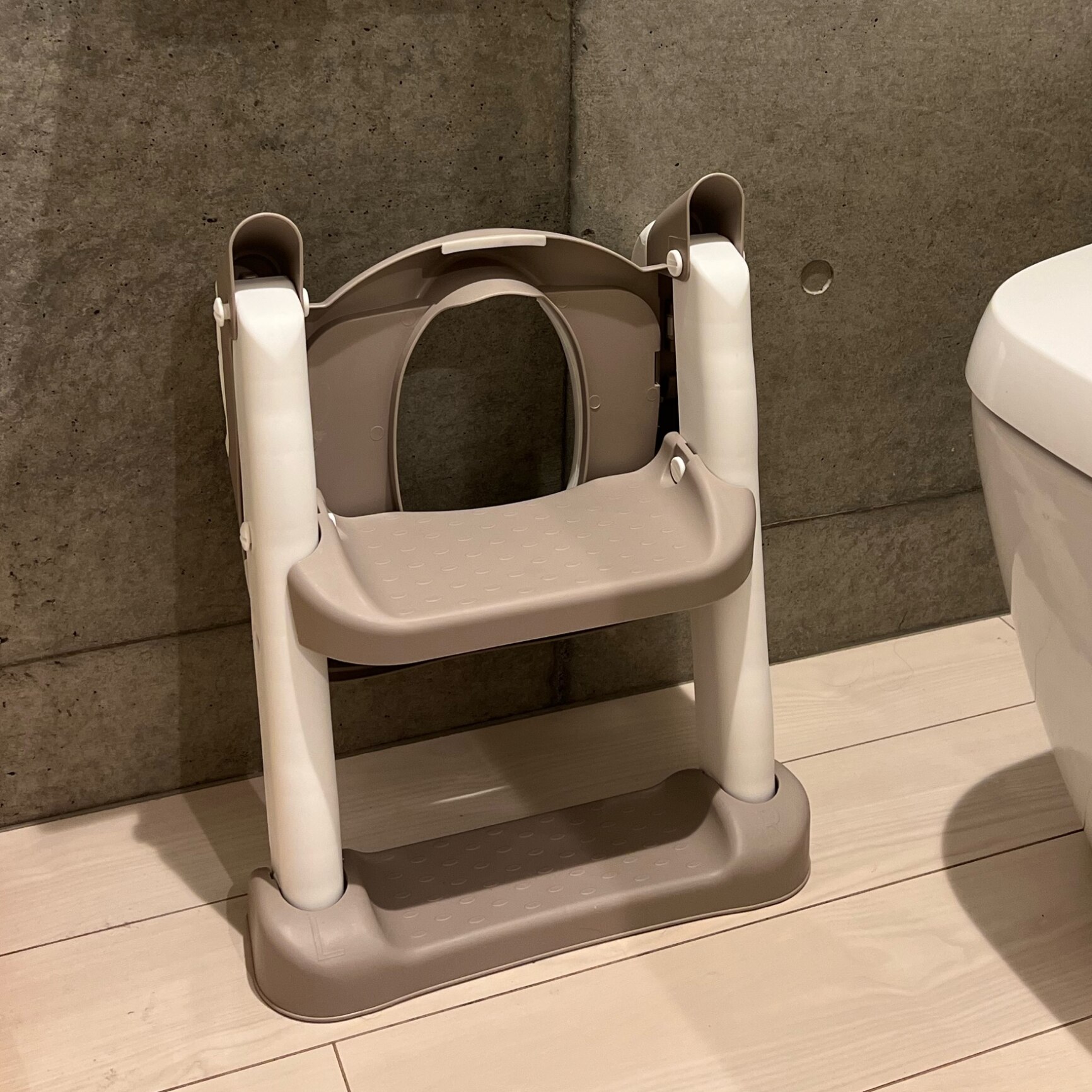 【20時~先着1,000枚!50%OFFクーポン】\おまるにもなる/2WAY補助便座 子供 トイレトレーニング トイトレ トイレ 練習 折りたたみ おまる ステップ 補助 便座 コンパクト 簡単組み立て 滑り止め付き ステップ 踏み台 プレゼント ギフト 自立式 おしゃれ 軽量 - メイン画像 2