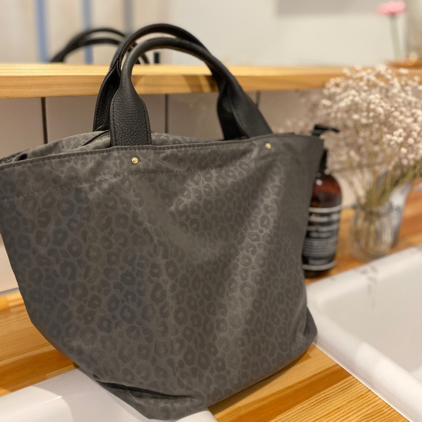 ねぐせ。「ワンダーランドに怪獣を トートバッグ」サイン入り 専門ショップ ねぐせ。「ワンダーランドに怪獣を トートバッグ