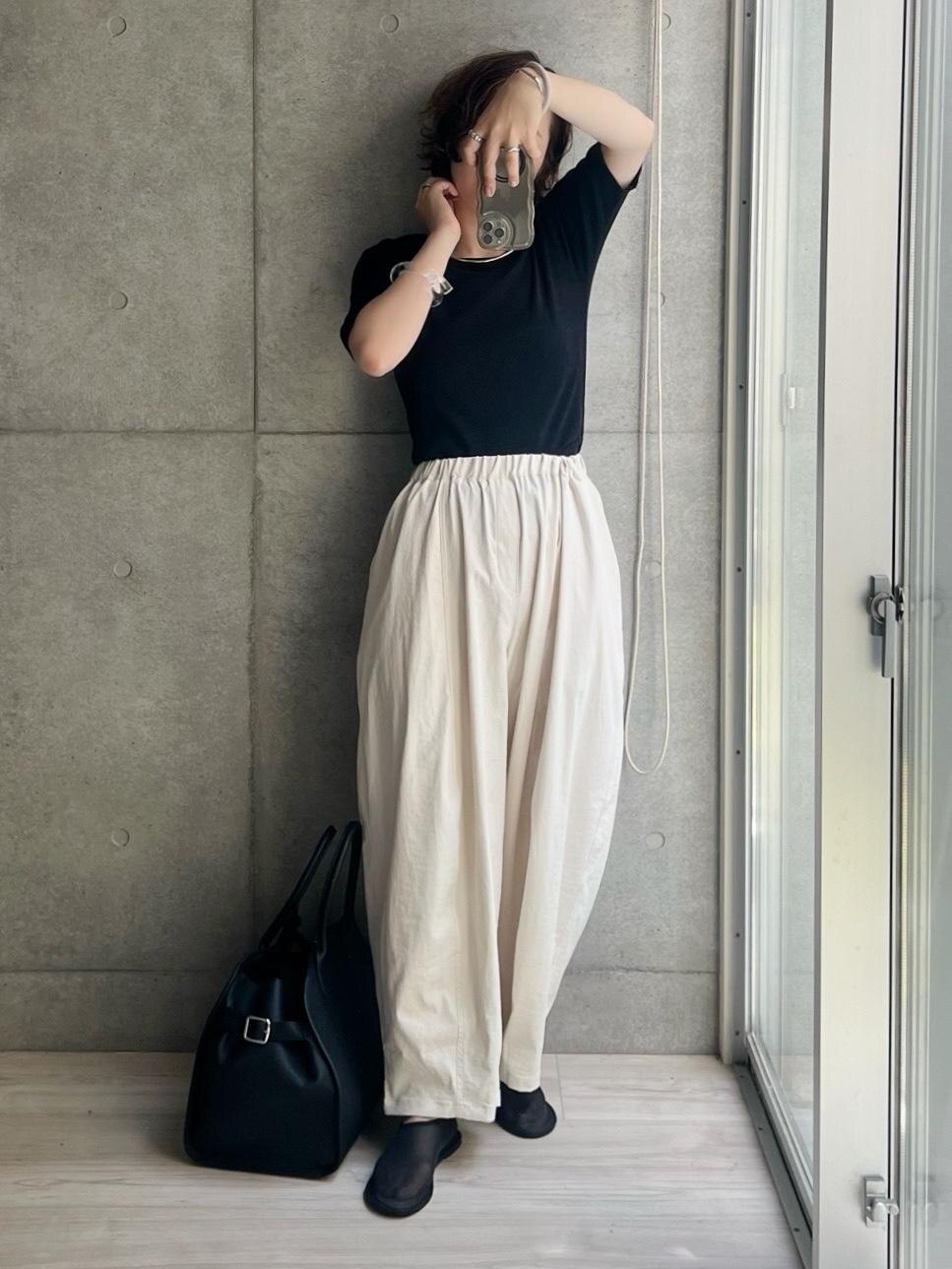 最近、話題のボンタンパンツ。
めーちゃくちゃ可愛いし、楽だし！
人気すぎて完売してたけど予約販売スタート。英断！
トップスも同じお店でなんかずっと着てるなー。
USAコットンで丈夫なの。2年目。

靴も新しいやつ。大当たり！
幅広めで外反母趾気味なんでね、メッシュの靴、
破いたことあるんですよ…。
だから本家のメッシュ靴履く自信無かったけど
このオマージュアイテム買えてほんとうれしい。
歩きやすさも抜群さ。

パンツは#PR だけど2着おかわりした。明日には届くかなあ。
#2024夏 #シンプルコーデ #ぺたんこ #アラフォーコーデ
