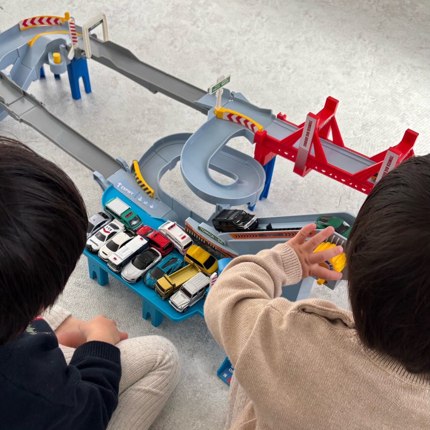 ポイント20倍：スーパーSALE限定】 トミカワールド コースがのび~る