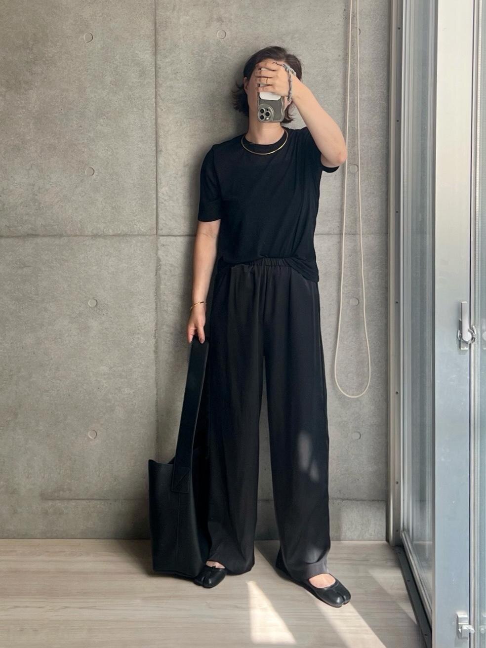 いつもの黒コーデ。
季節の変わり目、買い足すなら？
で、オススメなシアーTとサテンパンツ！
タビパンプスも季節問わずでオススメ🫶

#買ってよかった 