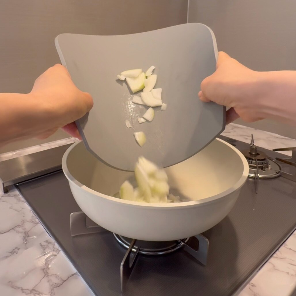 【クーポン利用で1019円〜】D型抗菌まな板 丸いまな板 耐熱 エラストマー まな板 D型 抗菌 丸型 柔軟性 洗いやすい 食洗機対応 滑らない 両面利用可 おしゃれ ブラック グレー ベージュ