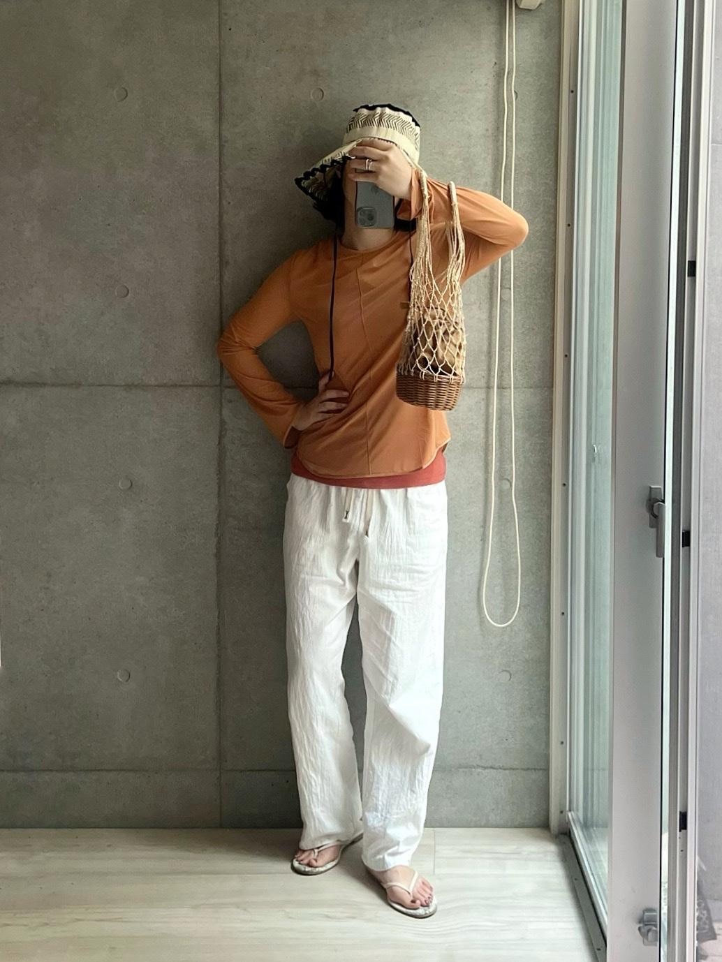 買いたてホヤホヤのユニクロマメコラボのシアーT。
今年はオレンジが気になるなー。
このハット、多分最安値でお得。
パンツは腰落として履いてます、もう少し長くても嬉しいかな☀️
アミアミのビーサンはレザー風でこの履き心地でこのプライスで…って最強だと思う😇

#高見え #買ってよかった #サンダル #プチプラコーデ #パンツスタイル  #夏コーデ #夏ファッション #ユニクロ #マメクロゴウチ #楽ちんコーデ #ビーサン #ビーチサンダル #シンプル #着回しコーデ 