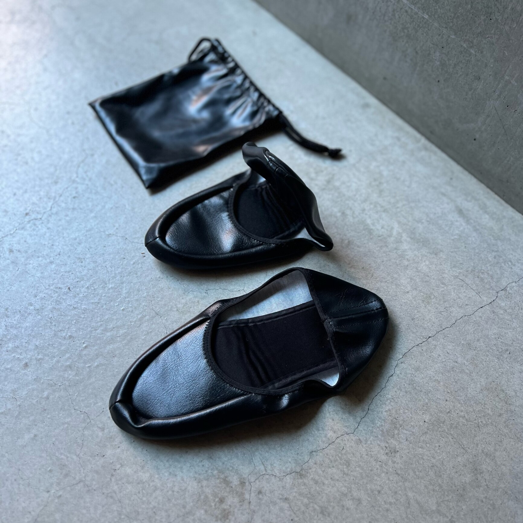 【レビュー特典】【スリッパ 入学式 卒業式】携帯スリッパ　巾着レザー　レディース【軽量でコンパクト・洗濯可】折りたたみ　学校　参観日 入園式 受験 幼稚園 保育園　かかとあり　洗える　おしゃれ　ルームシューズ　フォーマル　旅行　夏　室内　暖かい　持ち運び　便利