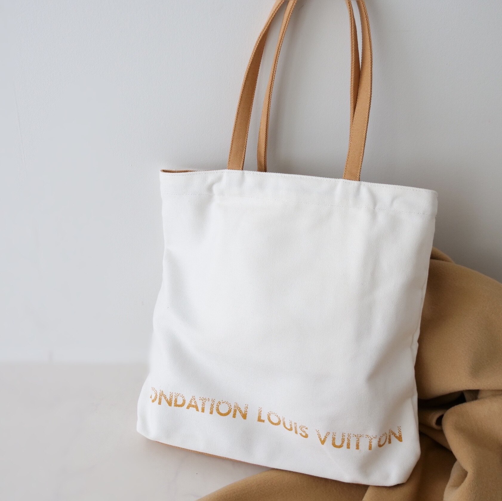 LOUIS VUITTON ルイヴィトン美術館トートバッグ 内ポケット付 ルイ