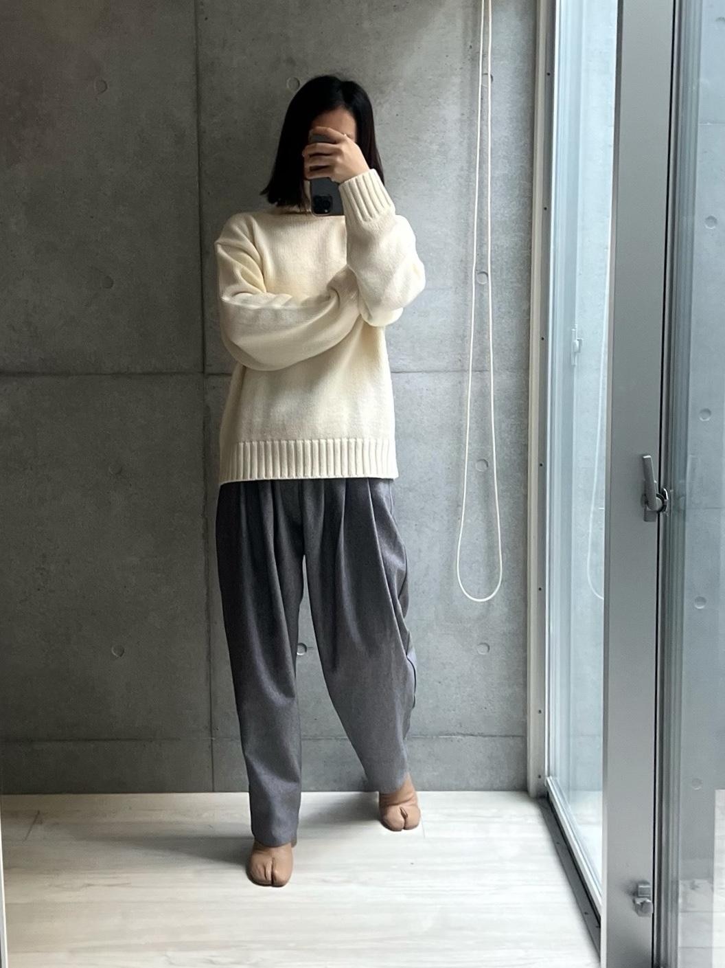 なんだかんだ、履くたびにそのフォルムに魅了されている、
ma.dearのタックワイドパンツ冬顔ver🥸

ウエストは普通の仕様でゆるゆるなんだけど、
トリプルタックでボリュームが出てすごくイイ。

素材の表情とタックできちんと風な空気も醸し出してるから
仕事にも履いていってます。

Instagramにリール投稿しました🎥

春夏モデル、期待してるぜ…！

#着回しコーデ #買ってよかった #冬コーデ #プチプラコーデ #ママコーデ #ma.dear #madear #マディア #タックパンツ #タックワイドパンツ #ニットコーデ #ブーツコーデ #tabi #タビ #シンプルコーデ