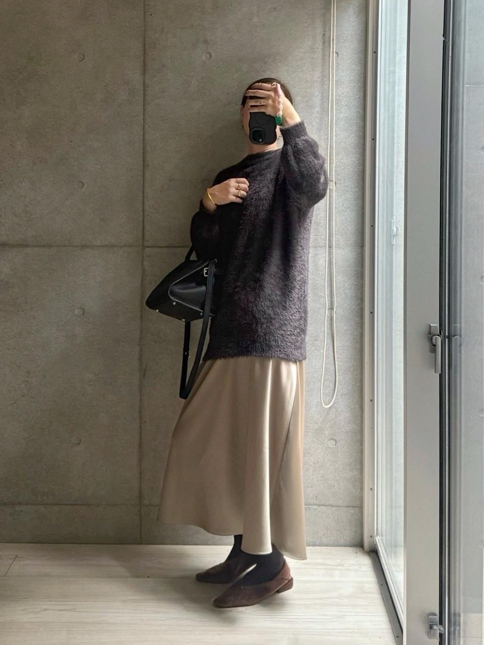 お気に入りのVネックニット、後ろ前に着て楽しむ技を身につけた！

#着回しコーデ #2025秋冬 