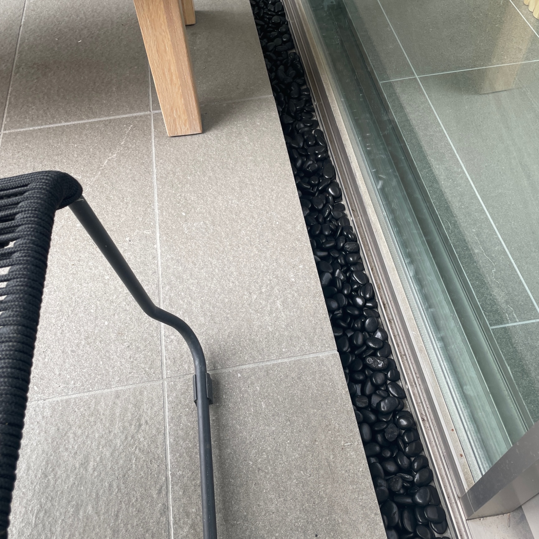 玉砂利 黒 磨き 砂利 黒玉石 光沢 玉石 黒 中粒 約15mm−30mm 20kg 黒玉砂利 艶 高級 化粧石 玄武石 和風 庭 黒石 玉 ...