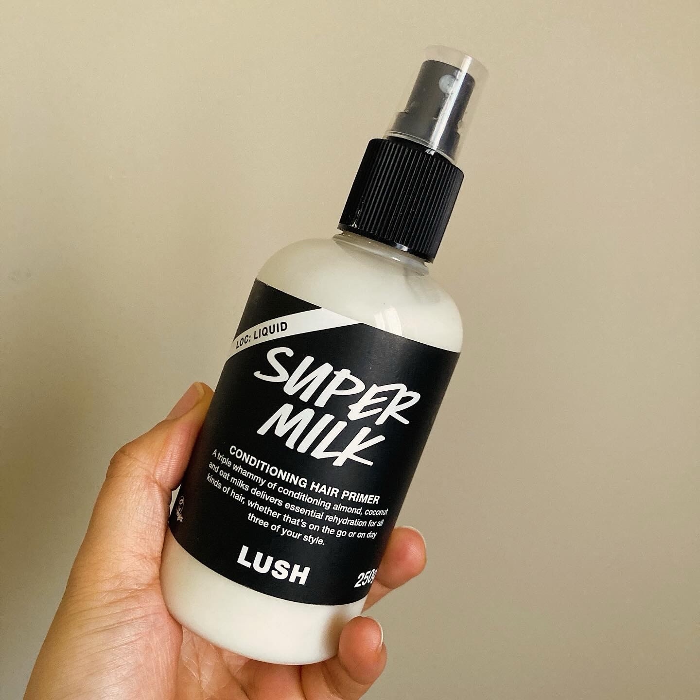 公式 LUSH スーパーミルキー ヘアプライマー ヘアミルク ヘアフレグランス 洗い流さないトリートメント ミスト クリーム アウトバストリートメント ヘアケア ノンシリコン うねり 保湿 しっとり ダメージケア スタイリング 植物由来 スキンケア ラッシュ