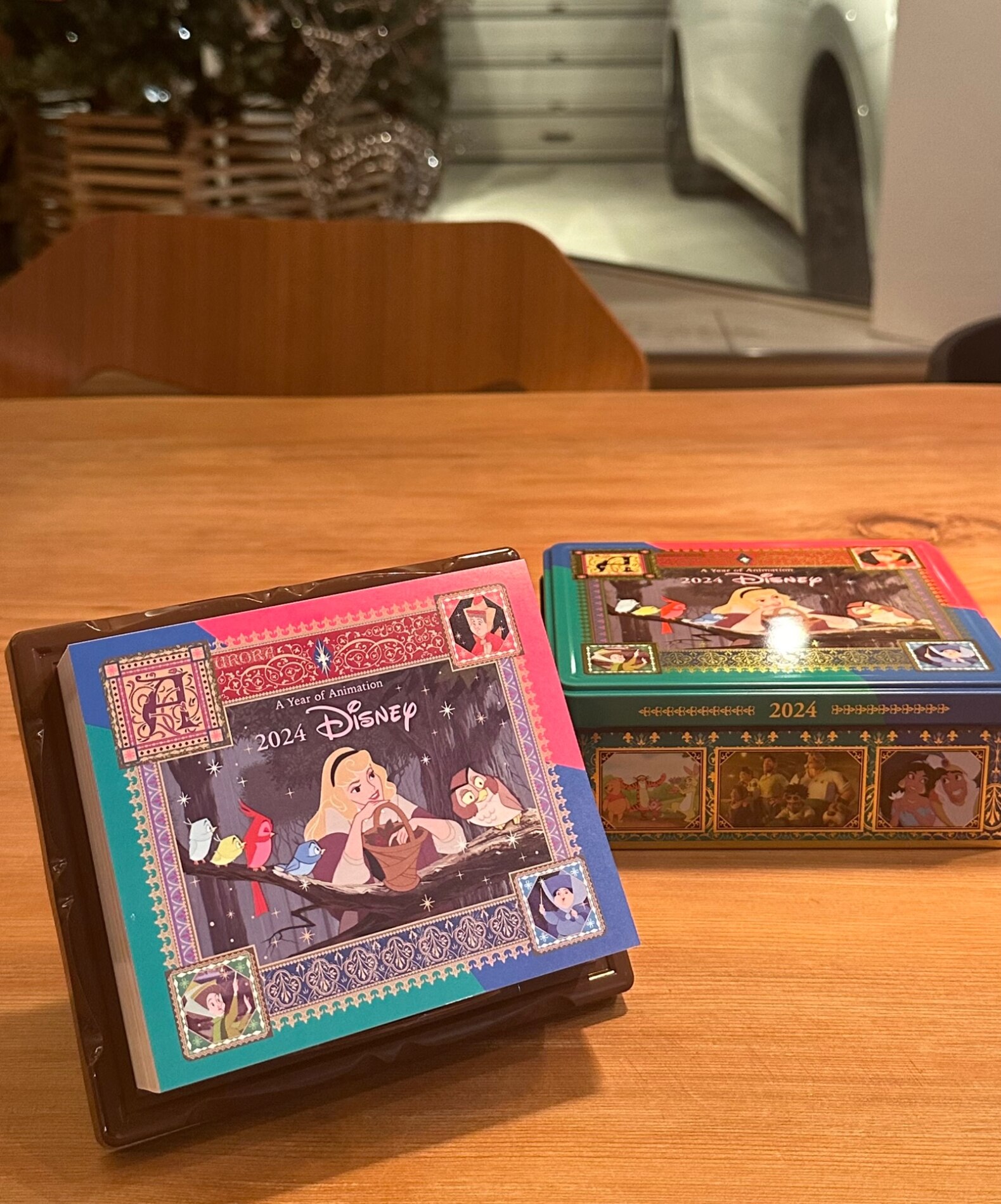 10日1日発売】 ディズニー 日めくりカレンダー 2024 保存缶入り 壁掛け