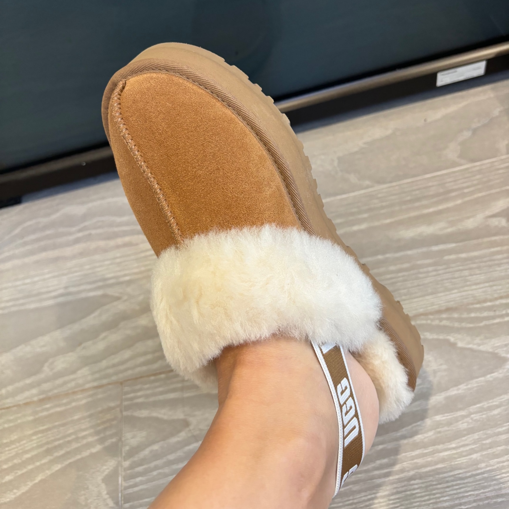 UGG アグ ファンケット ファーサンダル キッズ レディース ジュニア