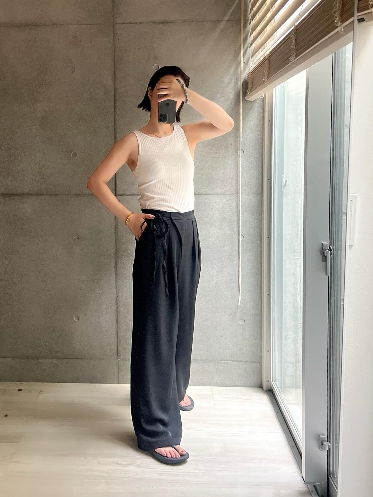 このパンツは大当たりだった…🤫
とにかく生地がいい!
高見え、しっかり、品のあるの艶のあるツイル生地は
重厚感のある揺れ感で歩く度にドレスのようにひるがえり
ドレープが生まれて美しい!
タックとウエストデザインでお腹ぽっこり隠せて
ワイドだから自慢の太脚も完全カバー。
166cmにもしっかり長め丈。
ウエストバシッと縛って
ヒールやソールはちょっとあった方がいいかな。
ゴツメソールのものともバランスいいなー。
肉のある素材だけどサラサラで肌離れがいいから
今でも履けるし秋も冬も長く履ける。
これは推せる…!
ちなみに8/1に注文して8/7に届きました。
想定内で遅れず嬉しい☺️
#夏コーデ #シンプルコーデ #パンツコーデ #モノトーンコーデ #プチプラファッション #プチプラコース #ワイドパンツ #サテンパンツ #タンクトップコーデ