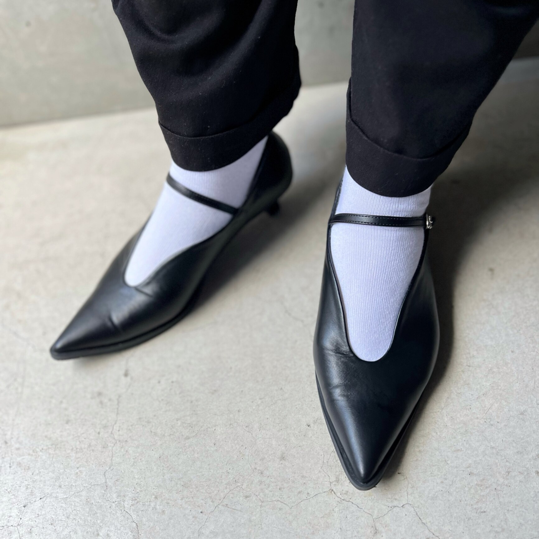 パンプス ローヒール 柔らか ポインテッドトゥ メリージェーン ストラップ 3.5センチヒール レディース 歩きやすい モード ブラック ホワイト チュール 22.5 24.5 白 黒 デザインヒール クッション ソフト - メイン画像 4