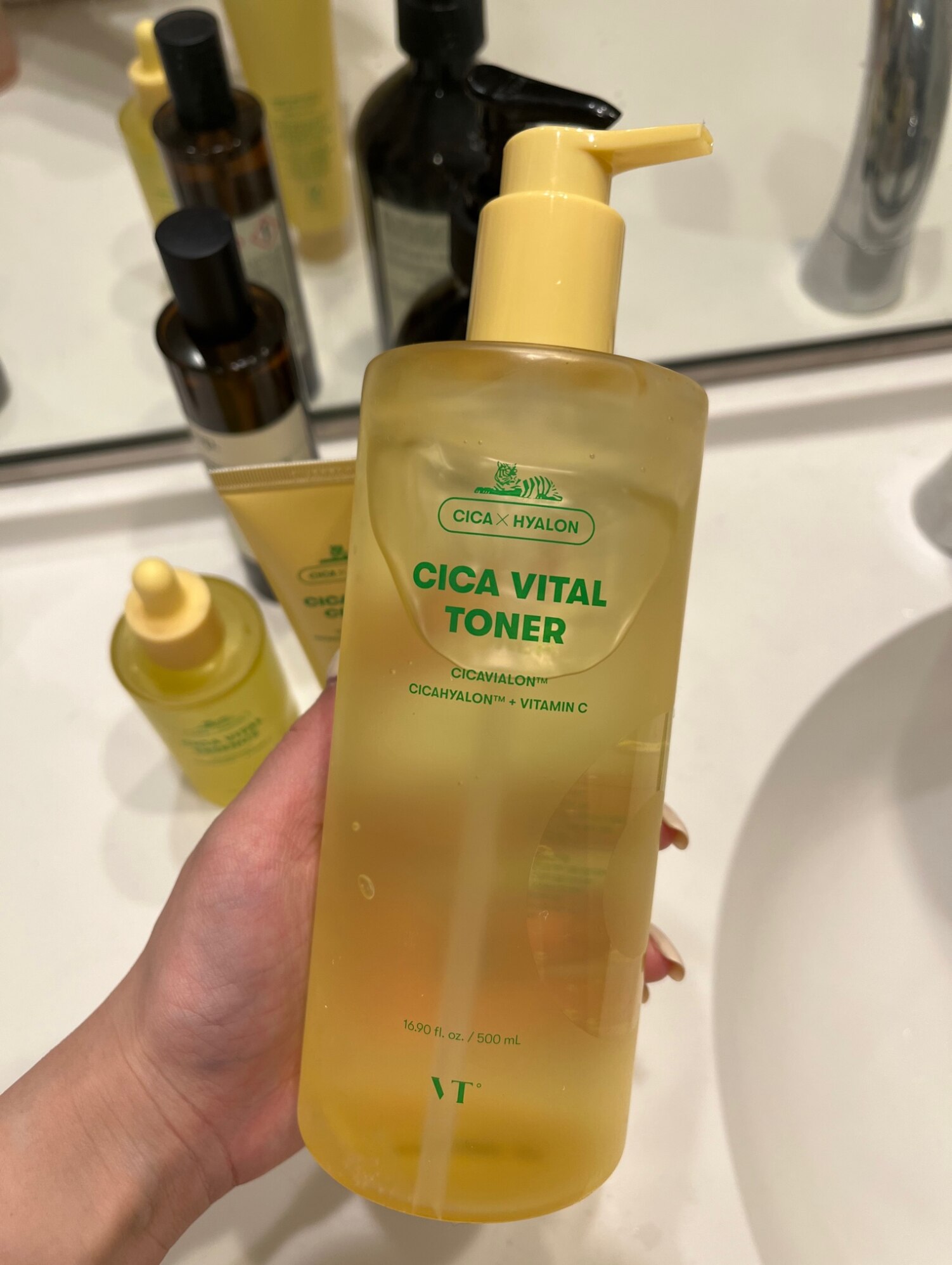 1~3個】VT CICA VITAL TONER 500ml【正規品】vt バイタル 化粧水 ビタミンc 化粧水 メンズ ビタミンc 美容液 大容量  トナー スキン 拭き取りトナー 拭き取り化粧水 ゆず 柚子 ビタミンC CICA ツボクサ べたつかない 透明感 保湿 肌キメ