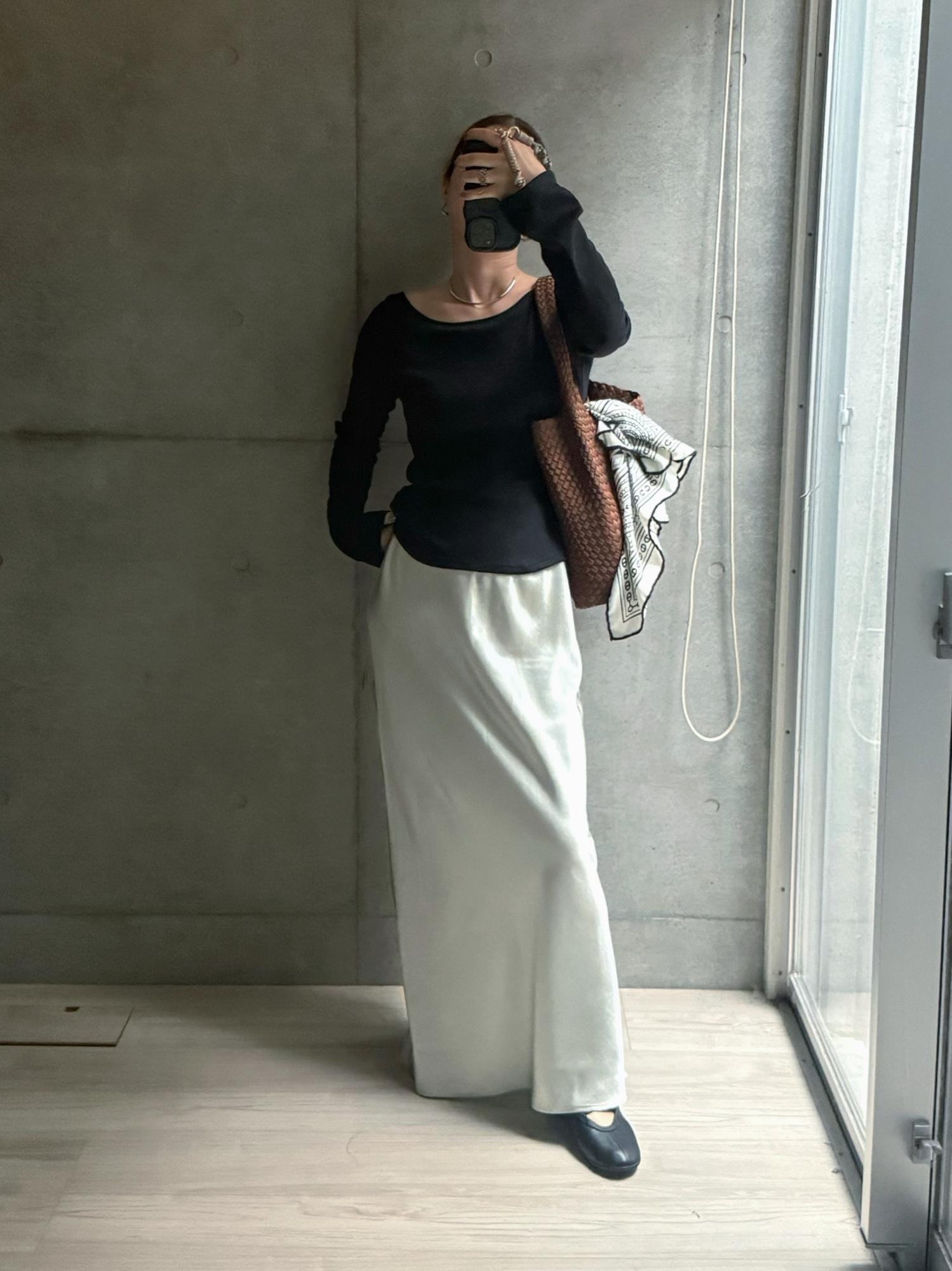 カットソーは #PR なんですけど可愛い人気者。ツーハッチの盛り盛りカップ付きT。朝の時短になってよろしいです。スカートがまた可愛いのよ…しっかり肉感があるandmeのサテンスカート。色がとにかくかんわい。

#大人カジュアル #秋コーデ #ロングスカート #スニーカー