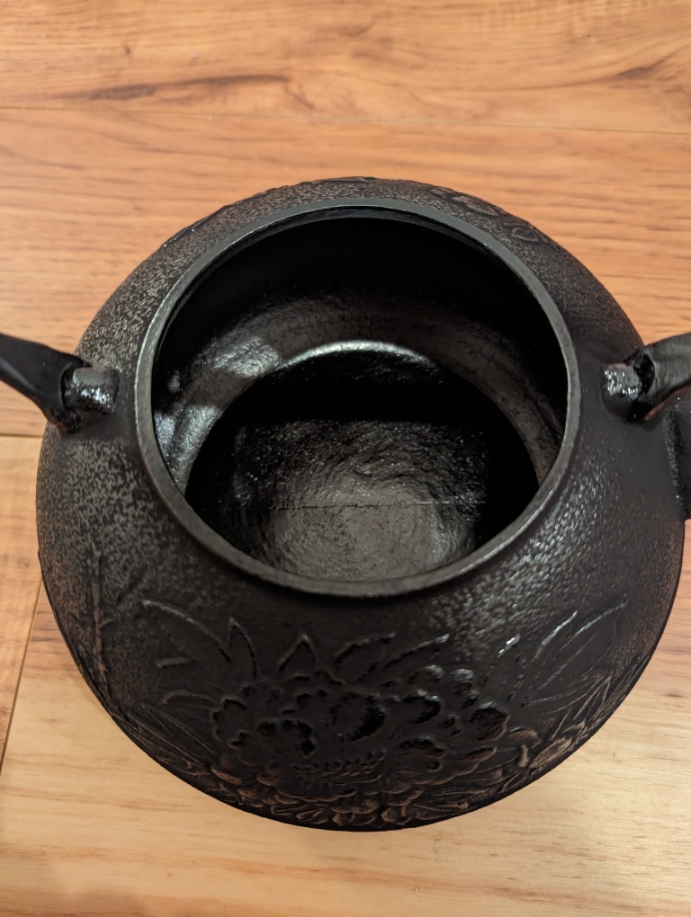 南部鉄瓶 布団型牡丹 1.6L【送料無料】日本製 お土産 南部鉄器 鉄瓶