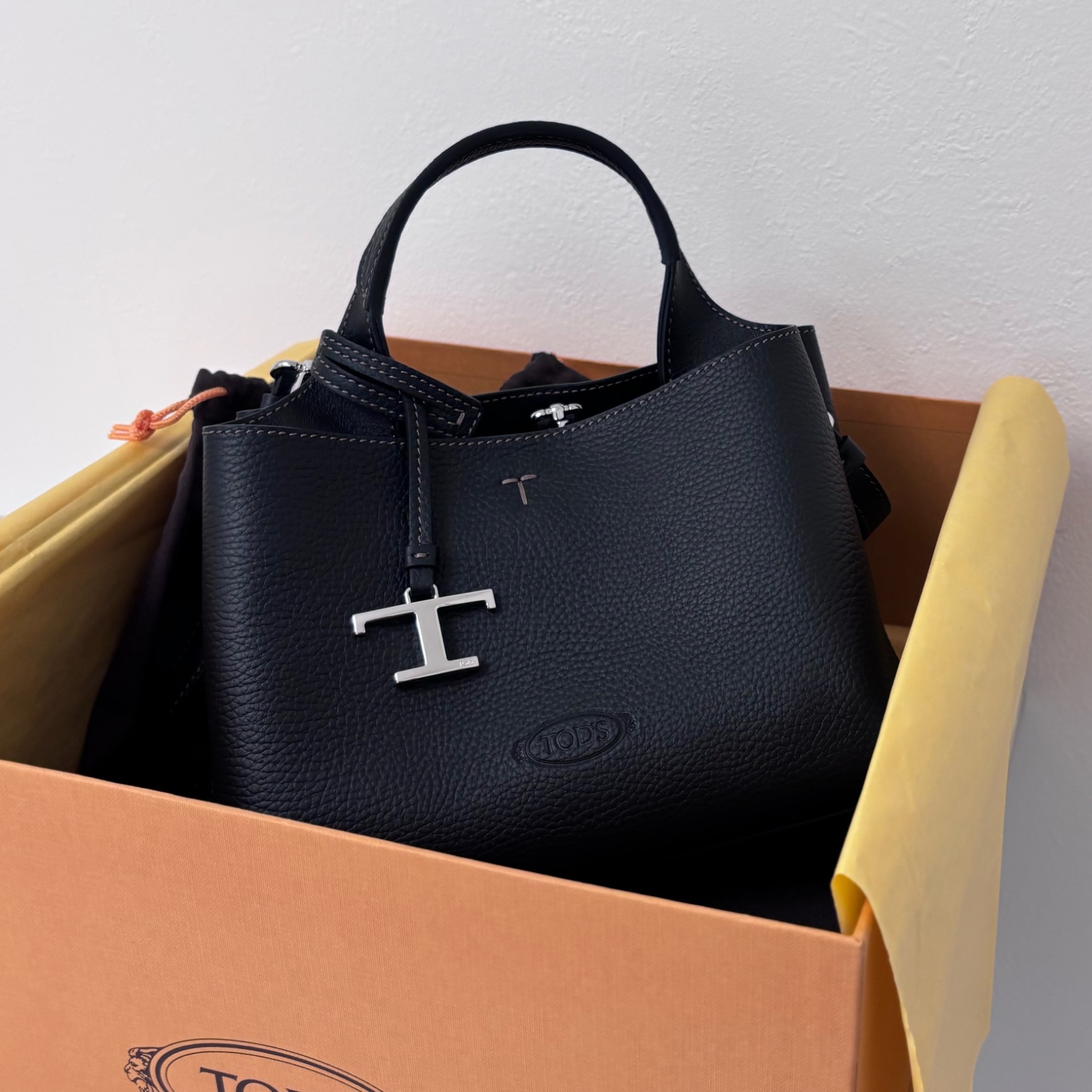 【P5倍】トッズ／TOD'S"レザー バッグ マイクロ" T タイムレス 2WAYハンド&ショルダーバッグ XBWAPAEL000 QRI (ブラック・ブラウン・ホワイト・グレー・ナチュラル・ベージュ) B999・9P13・ 2L64・9P09・4L11・9O15・4L62・4L63・4L64・6L25[返品OK]
