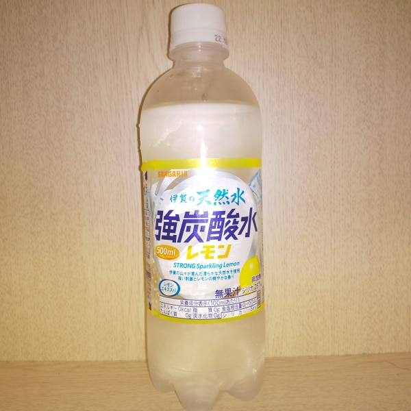 送料無料】☆まとめ買い☆ サンガリア 伊賀の天然水 強炭酸水レモンPET 500ML ×24個【イージャパンモール】