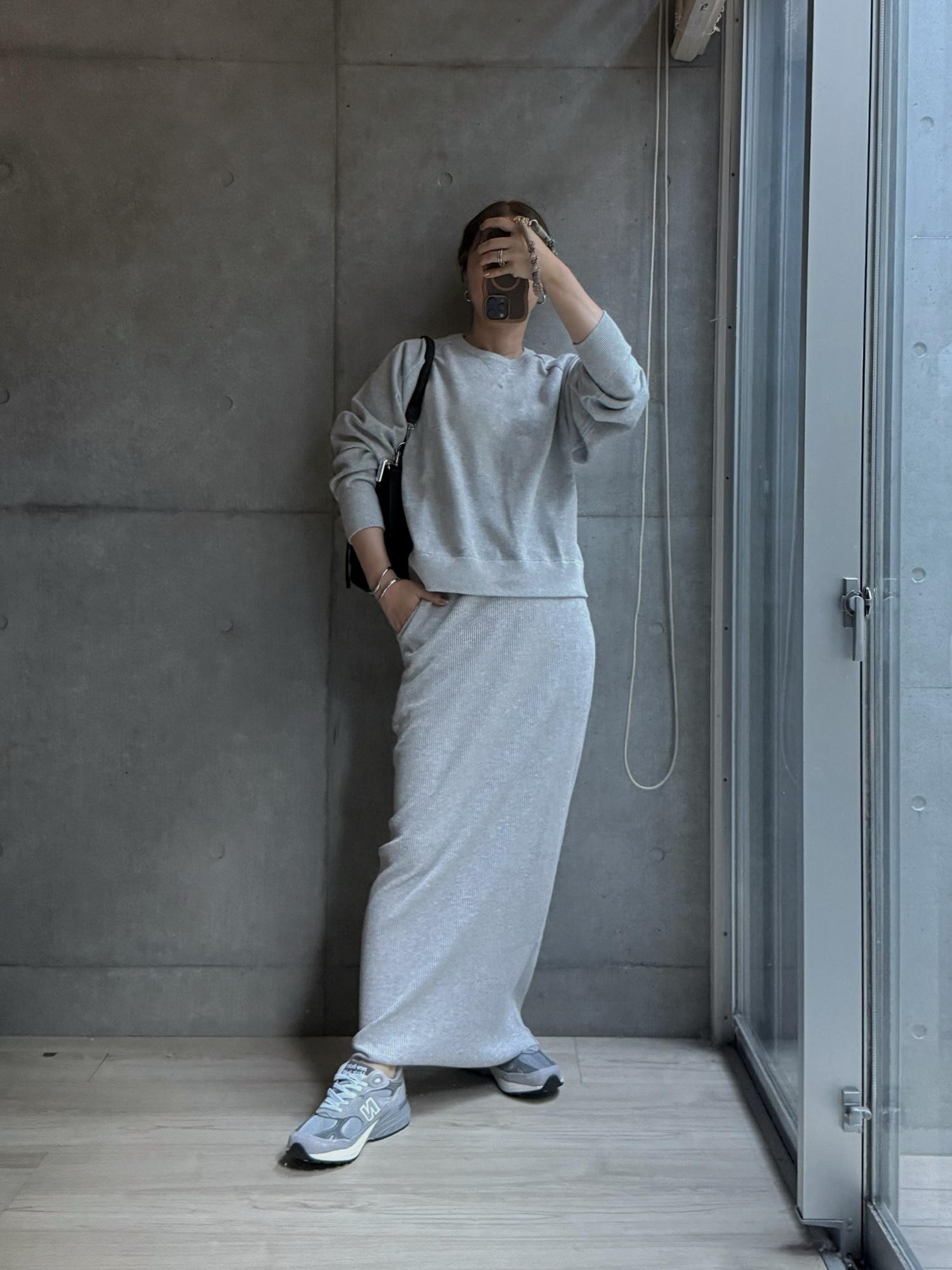 ついにまさかの全色制覇したスカート…いやこれ私の中で革命スカートだったんですよ。166cmでもとにかく長い。下半身自信ない民に最高。スリットがないから立派なふくらはぎも隠せる。最高。スリットが無くてもめちゃくちゃストレッチ効いてるので足捌き良く自転車にも乗れる。最高。セルフでカットができるのがウリなんだけどカットはしておりません。

#2026秋 