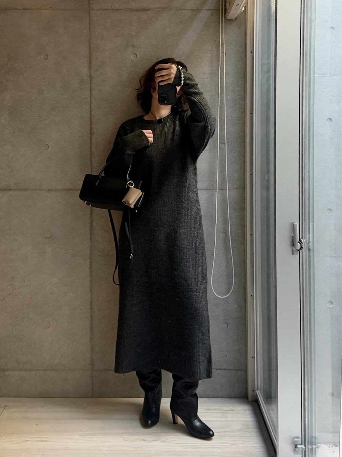 一年ぶりくらいに会う、以前働いていた会社の仲良しさんたちとの八重洲のミッドタウンでの会合にて。まあ出かける寸前に違う靴にしたけど。したんかい。
楽ちんニットでたくさん食べられたし、ワンピで女子気分盛り上がって良かったです。むふ。
バッグは #PR ！ガンガン使ってる！さすが！

#大人カジュアル