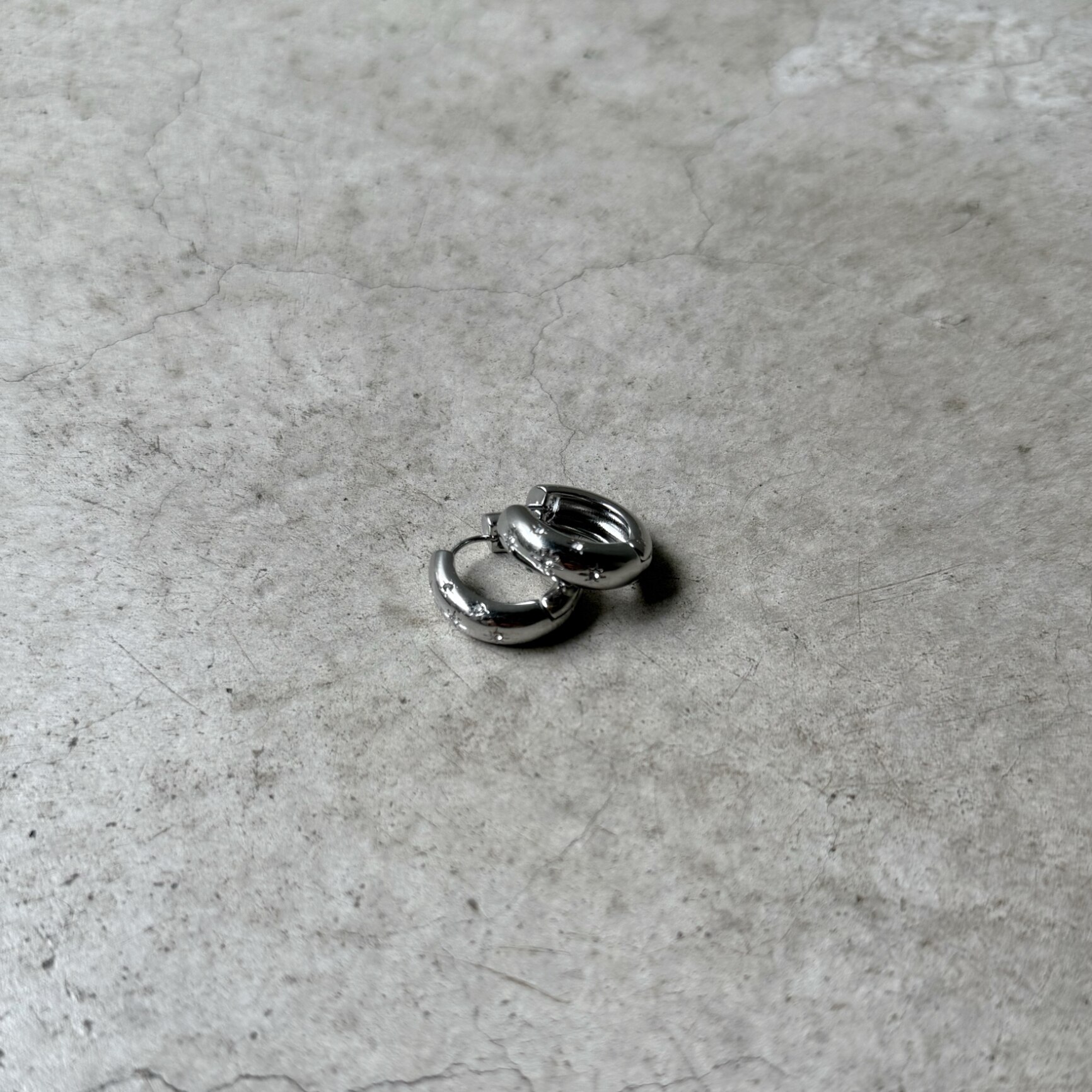 【10%OFFクーポン配布中】P249 ピアス キャッチレス 金属アレルギー対応 フープ フープピアス キラキラ 星 スター 八芒星 ぷっくり おしゃれ ギフト プレゼント シンプル カジュアル パーティー つけっぱなし