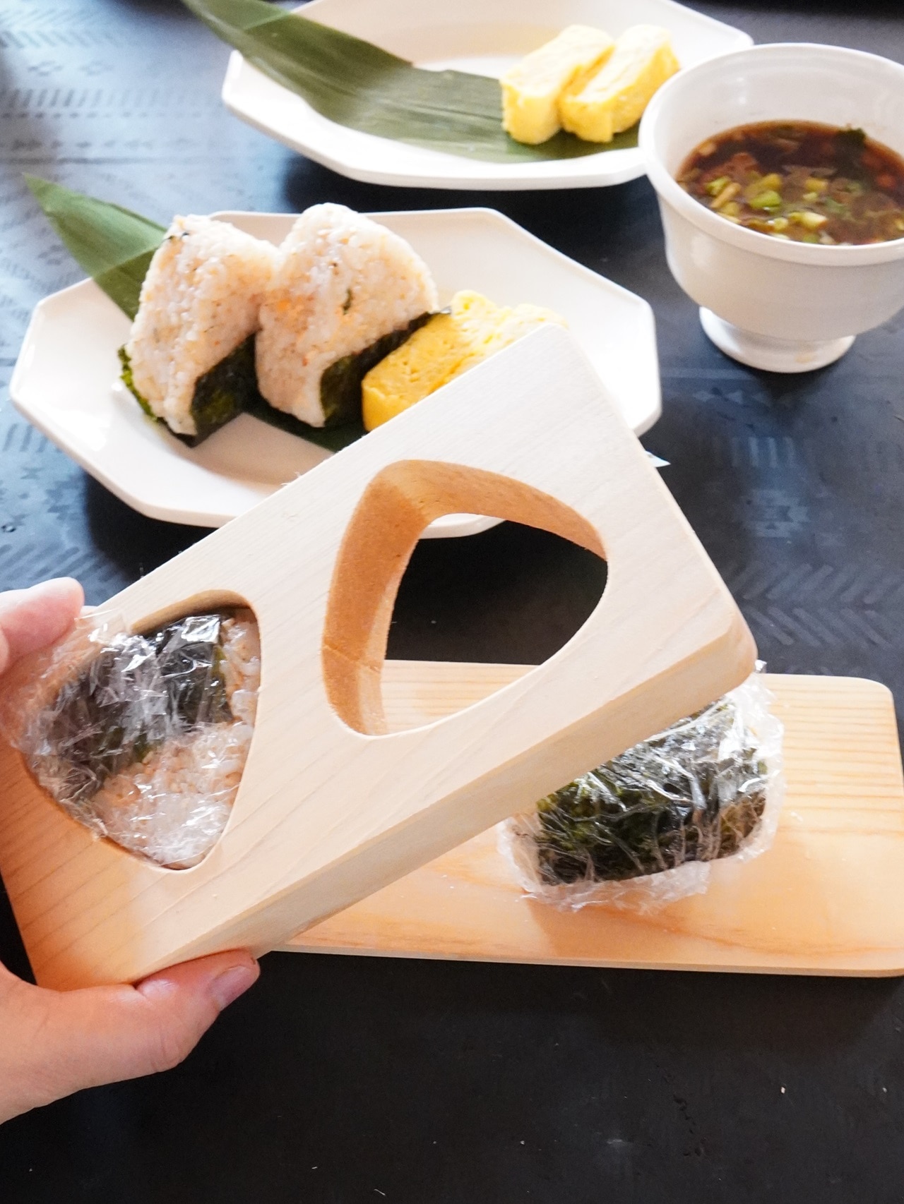 おにぎり おむすび 木製 型 三角おにぎり 2ツ穴 2個 敷板付