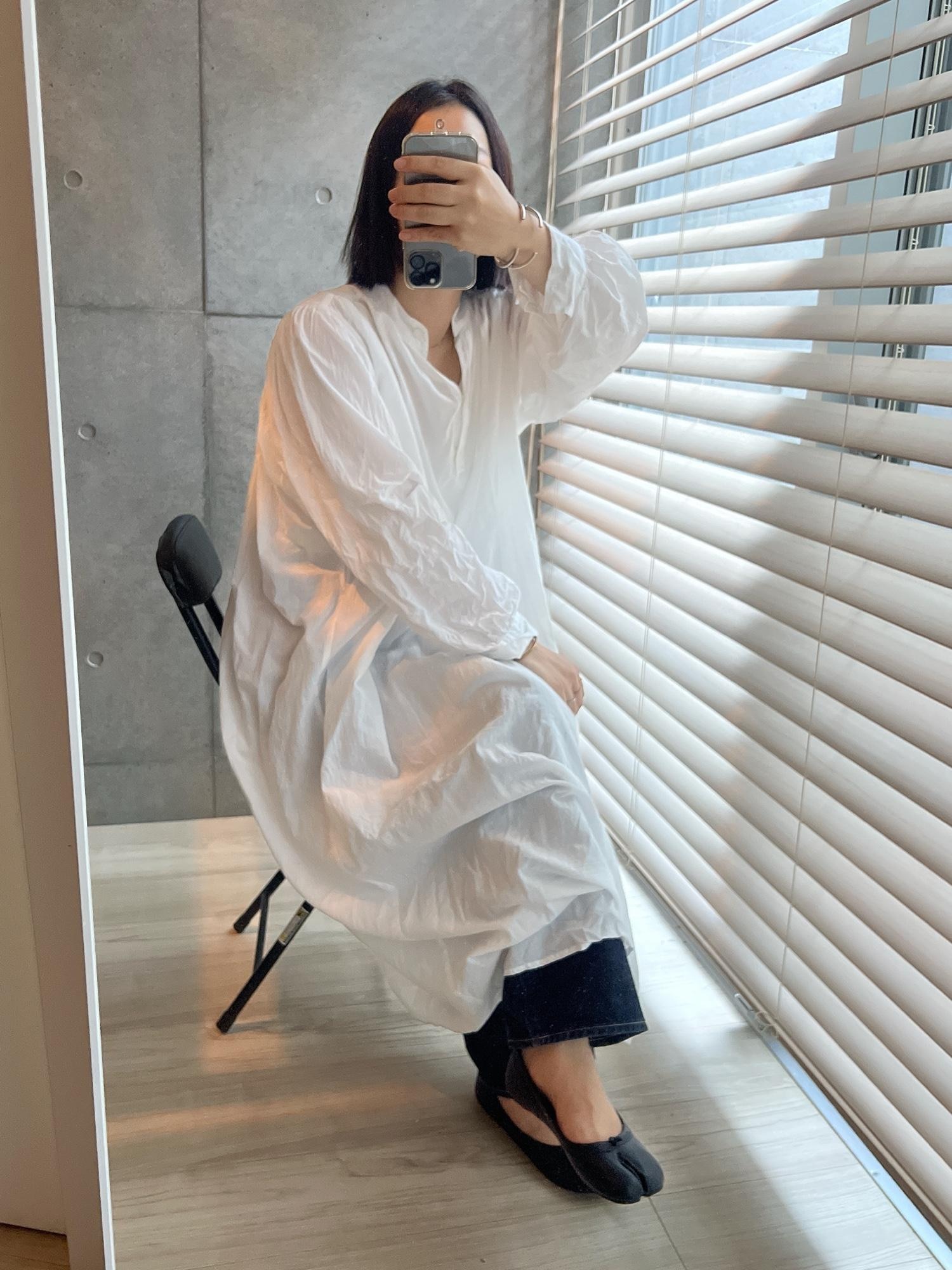 夏からかなりの頻度で着ているコットンワンピ。
薄手なので真冬以外ロングシーズン着回せる優れもの。
…ニットやパンツ、レイヤードすればまさか冬も着れるんじゃ…。
#2022秋冬 #秋コーデ #大人カジュアル #ロングワンピース #パンツコーデ