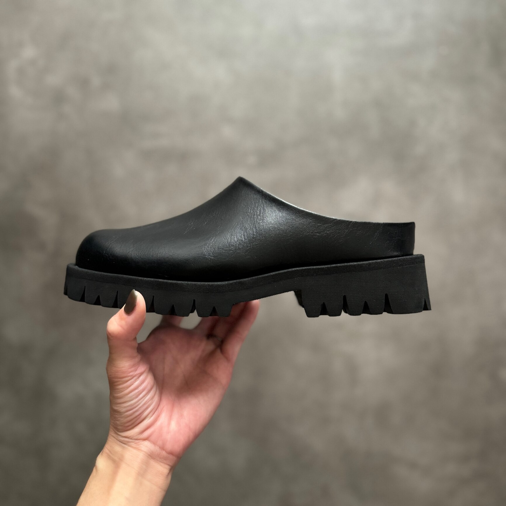 追跡あり発送❣️ ホライゾンライン レザー モノグラムマヒナ サンダル ブラック LEATHERMAN レザーマン（LEATHERMAN）（メンズ、レディース）マイクラ