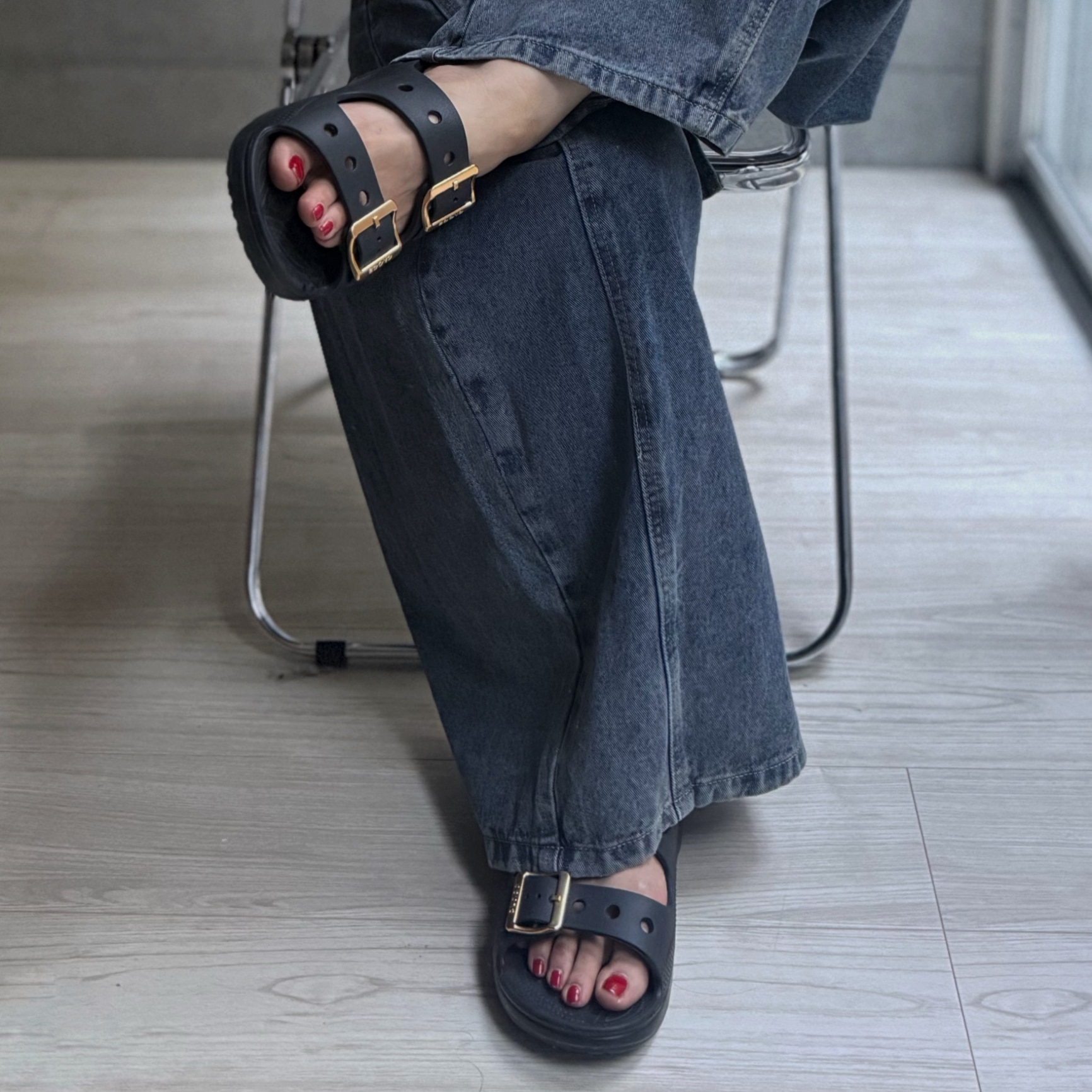 [ ポイントUP & 最大2000円OFFクーポン ] 【クロックス サタデー メタリック バックル サンダル ウィメンズ ブラック】crocs SATURDAY METALLIC BUCKLE SANDAL W BLACK 213316-001