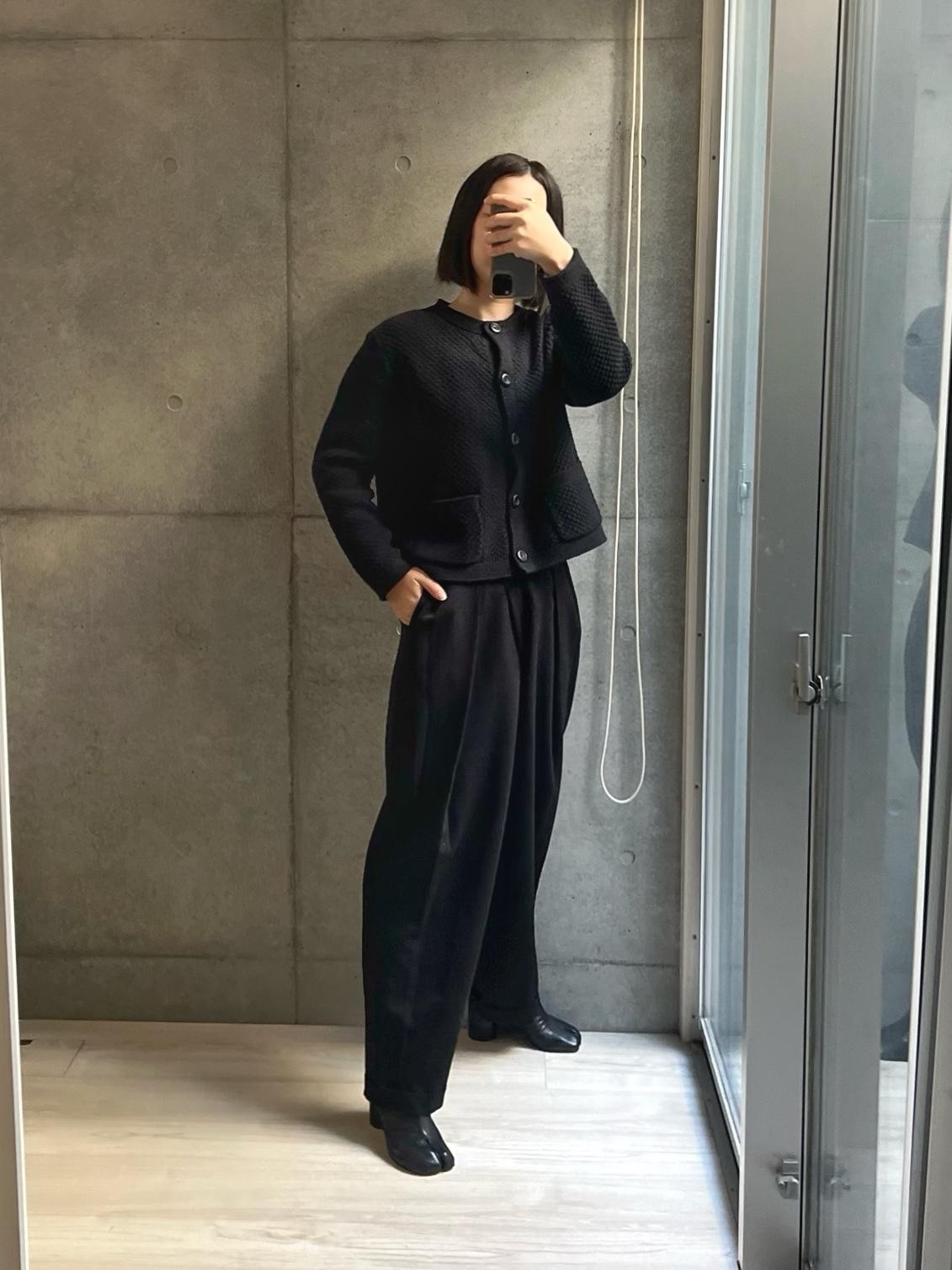 オールブラックコーデ。
なんだか安心🖤
タックワイドパンツはインしたり、
ショート丈とやっぱり合わせたいな。
春カラー、予約したけどほんっと楽しみ！
そして実は裏起毛ペチパン履いているのであったかコーデ🔥

#冬コーデ #高見え #冬も着回し #楽ちんファッション #プチプラコーデ #春コーデ #冬春コーデ #ブラックコーデ #高見え #大人カジュアル #ワイド #ゆったり 
