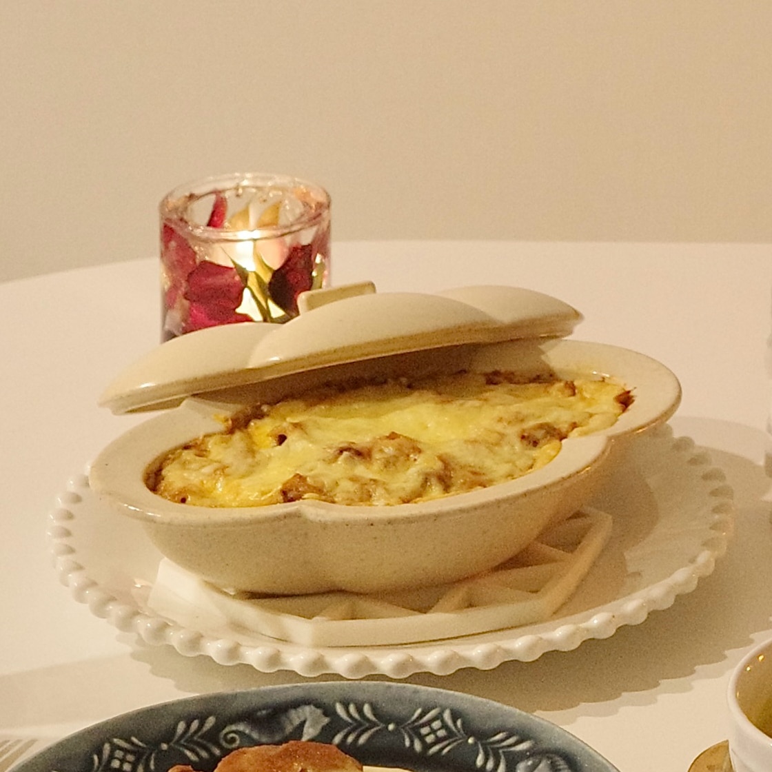 【ふるさと納税】有田焼 クリーム釉 木瓜 蓋付耐熱皿 24to3【西富陶磁器】食器 器 うつわ 皿 蓋付 グラタン皿 耐熱皿 直火対応 オーブン対応 かわいい おしゃれ クリーム bi057