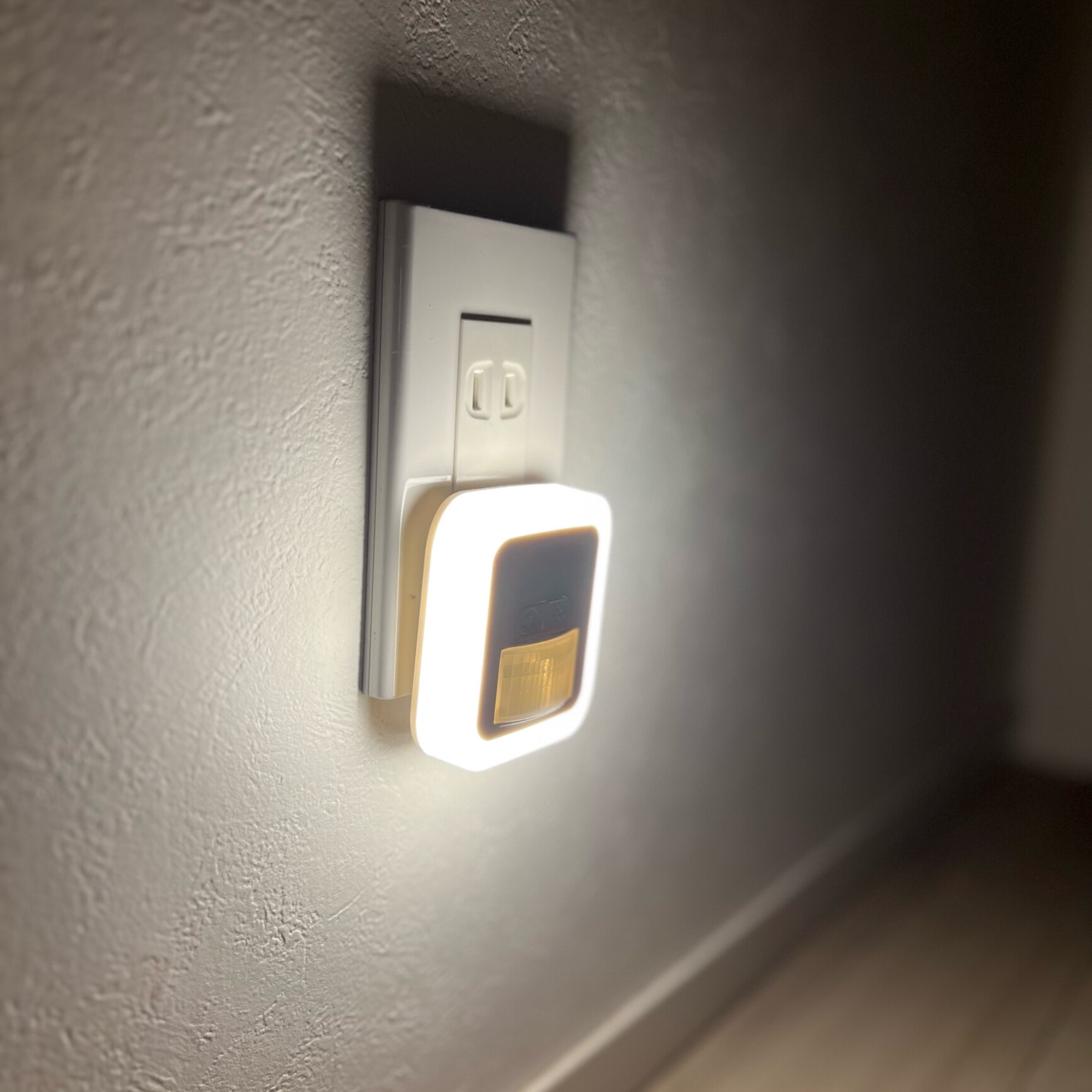 【先着クーポンで1点696円～】人感センサーライト センサーライト フットライト 薄型 屋内 調光 LED コンセント ルームライト トイレ 丸型 軽量 10段階調整 センサー式 2.4W 廊下 玄関 階段 寝室 おしゃれ 明るい 調節 小型 - メイン画像 1