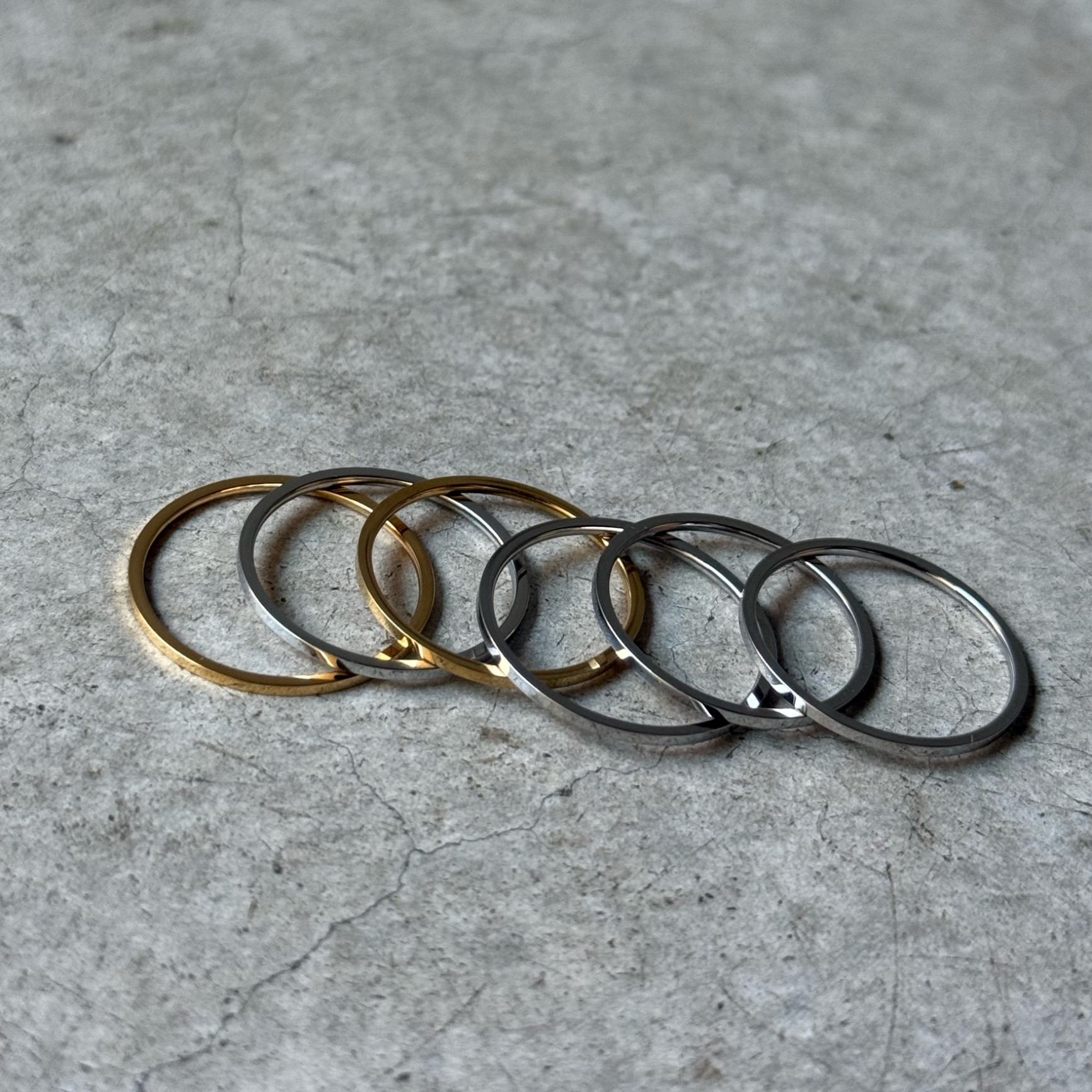 \最大25%OFFクーポン配布中/リング 指輪 1mm 極細 内甲丸 平打ち 18Kコーティング ステンレスリング ステンレス指輪 金属アレルギー対応 ピンキーリング ファランジリング マリッジリング ペアリング ジュエリー 男女兼用 アクセサリー ニッケルフリー - メイン画像 3